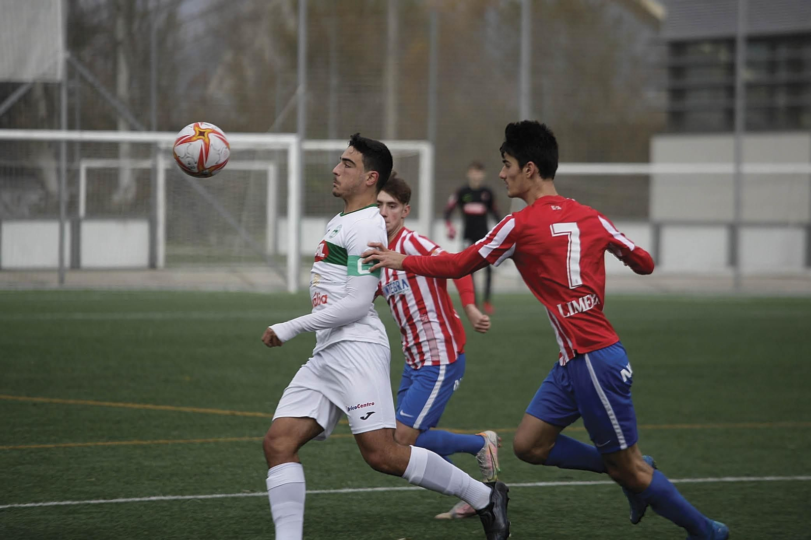Parrilla intenta controlar el balón ante Tomás. (FOTO: MIGUEL ÁNGEL)