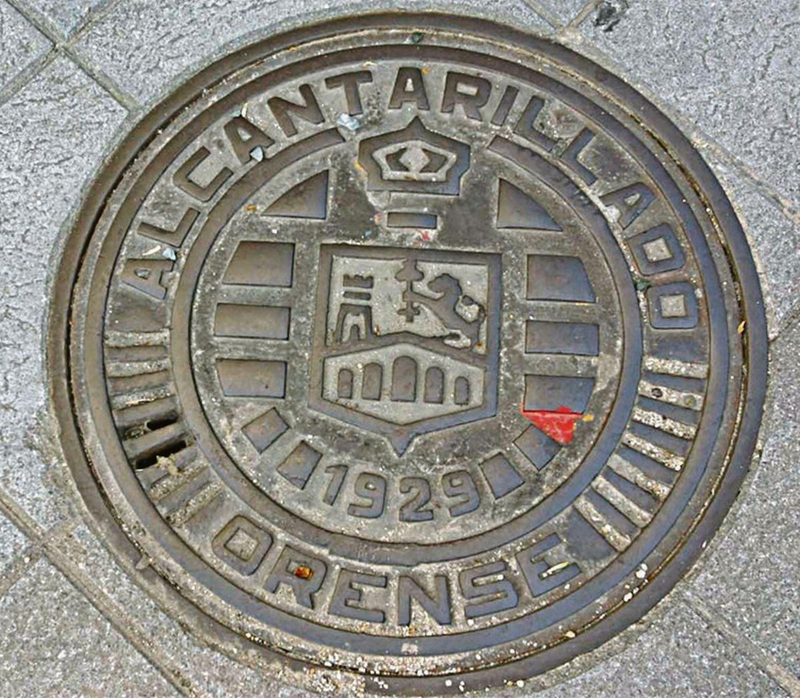 La tapa más antigua localizada por la coleccionista tiene fecha de 1929. Está en la calle del Progreso.