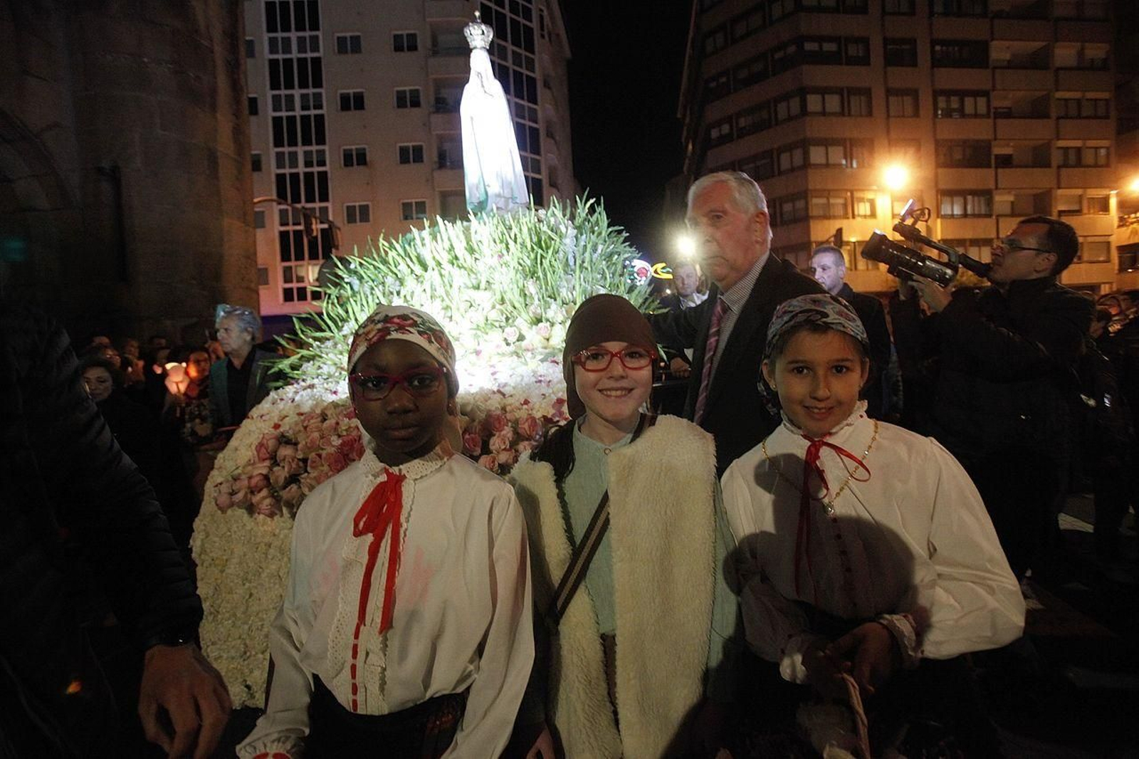 Niños acompañando la Procesión de la Virgen de Fátima