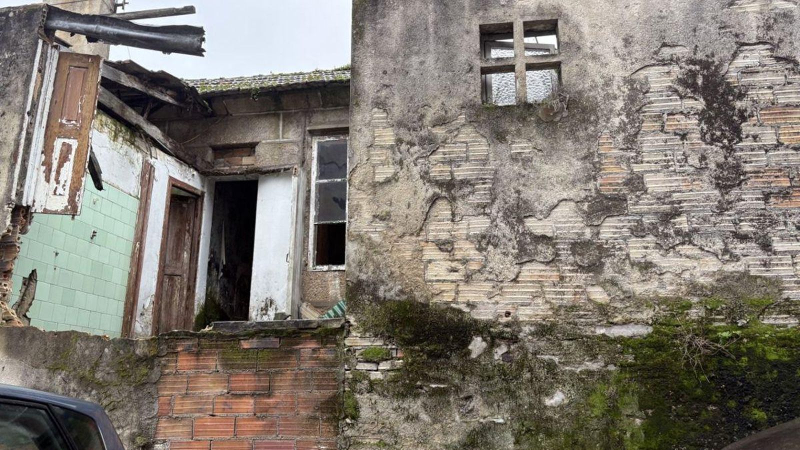 El fuego se originó en una habitación de la planta baja de esta edificación, ayer, con trasiego.
