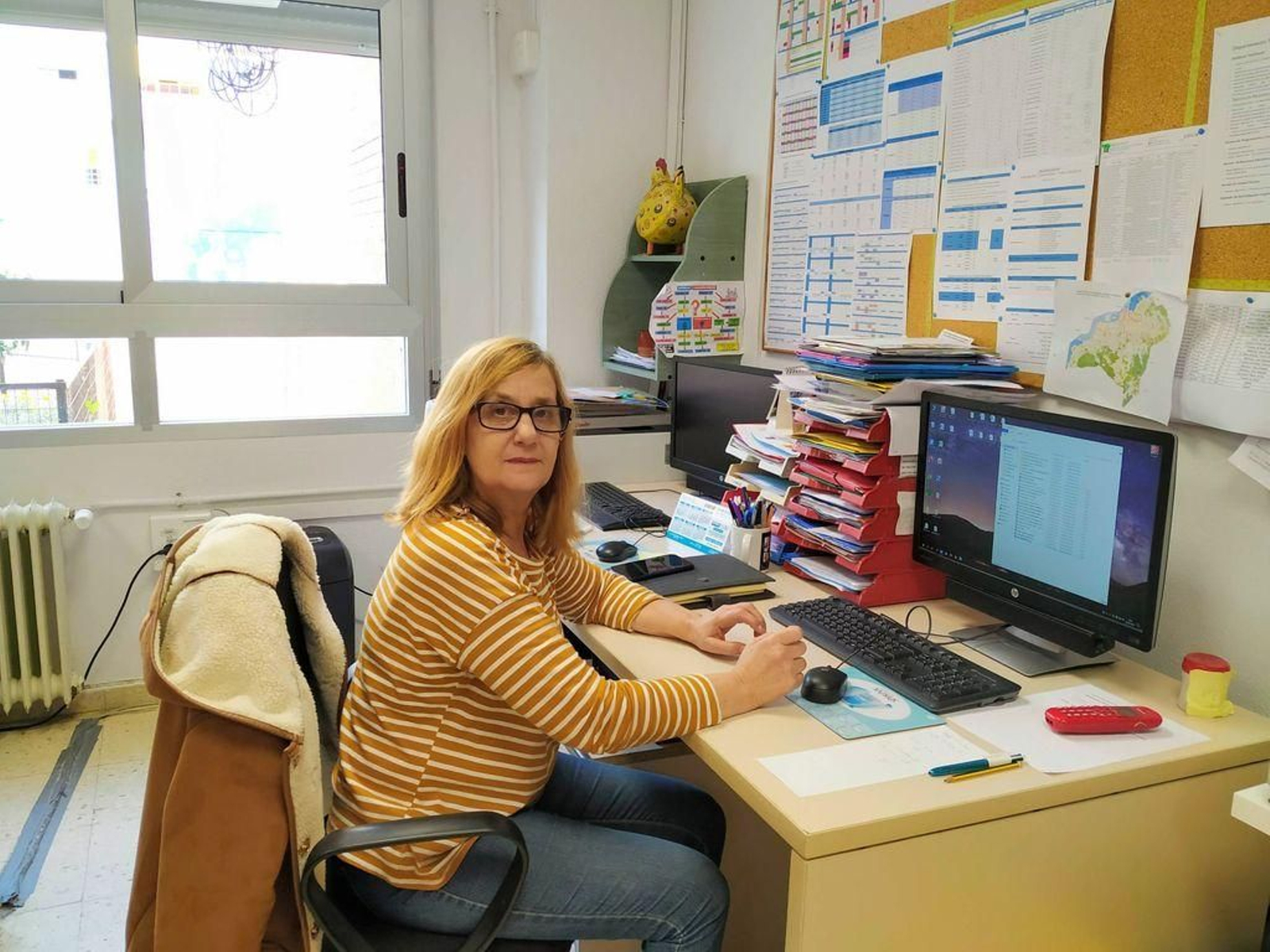 Marta Márquez, secretaria y profesora del CEIP García Barbón, ayer, de guardia en el centro.