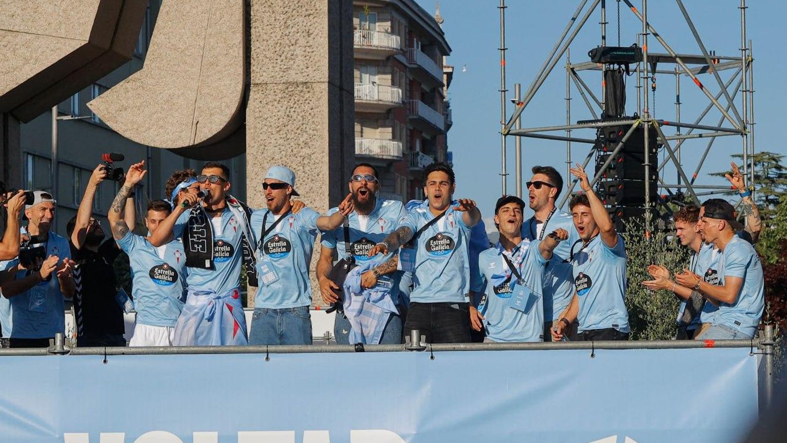 Galería | Fiesta celeste en Vigo por la vuelta del Celta a Europa