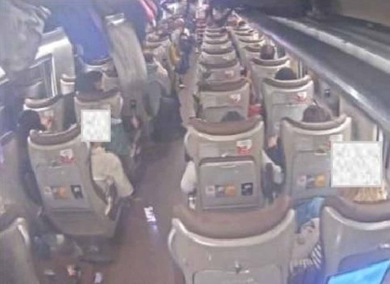 Momento en el que se produce el descarrilamiento del coche 6 del tren Iryo, captado por la cámara interior, a la altura del kilómetro 318,681 en Adamuz, antes de colisionar con el Alvia.