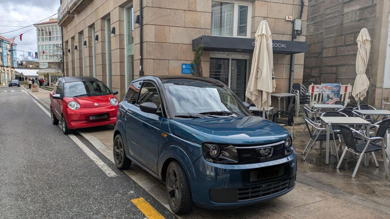 Dos microcoches delante del centro social de Maceda.