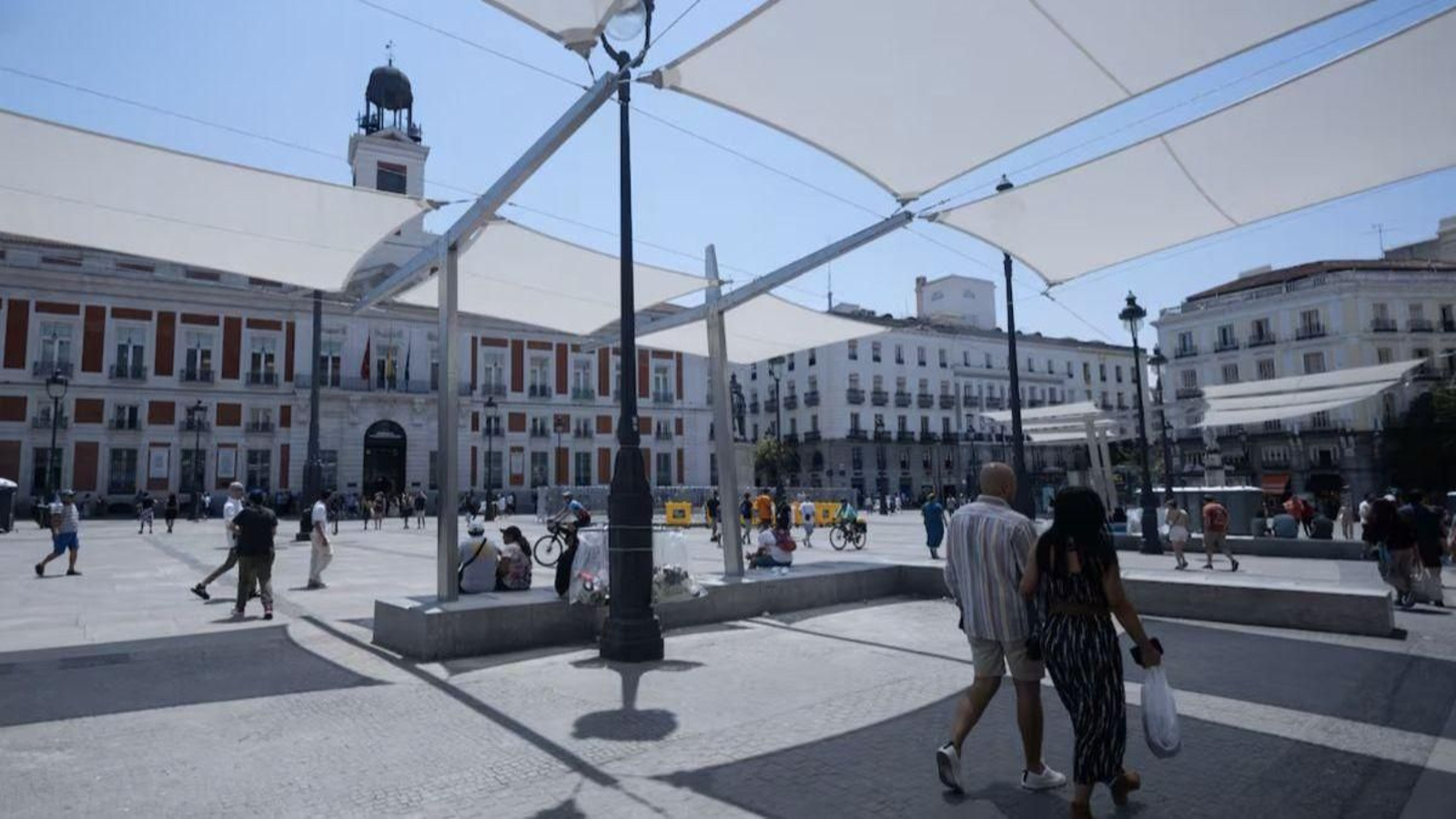 Toldos instalados en la Puerta del Sol de Madrid.