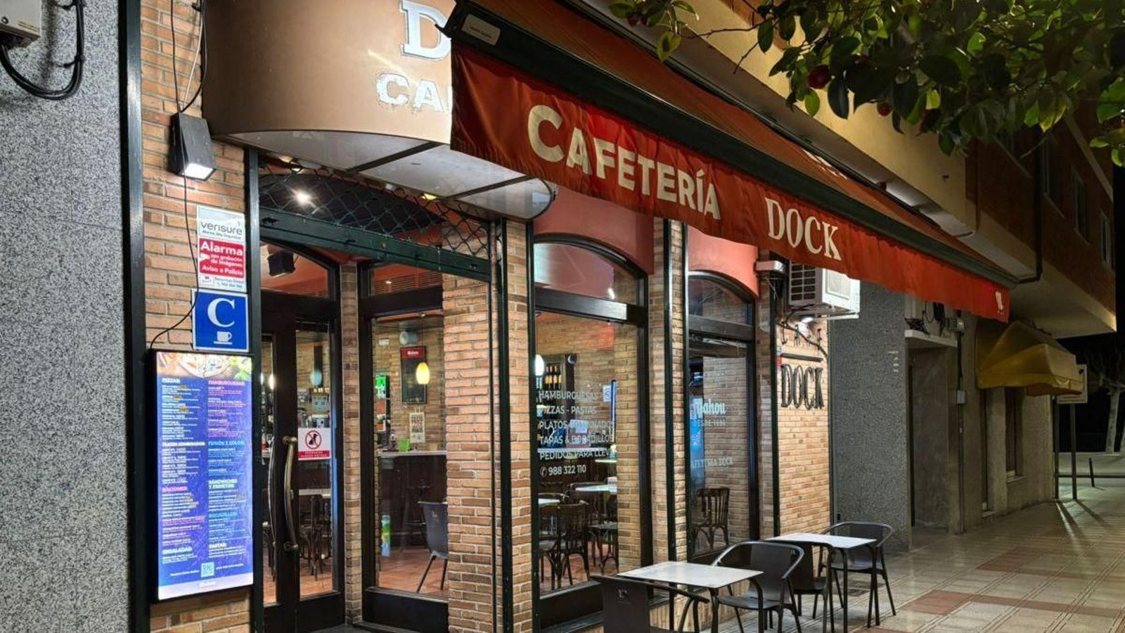 Fachada de la Cafetería Dock en O Barco.