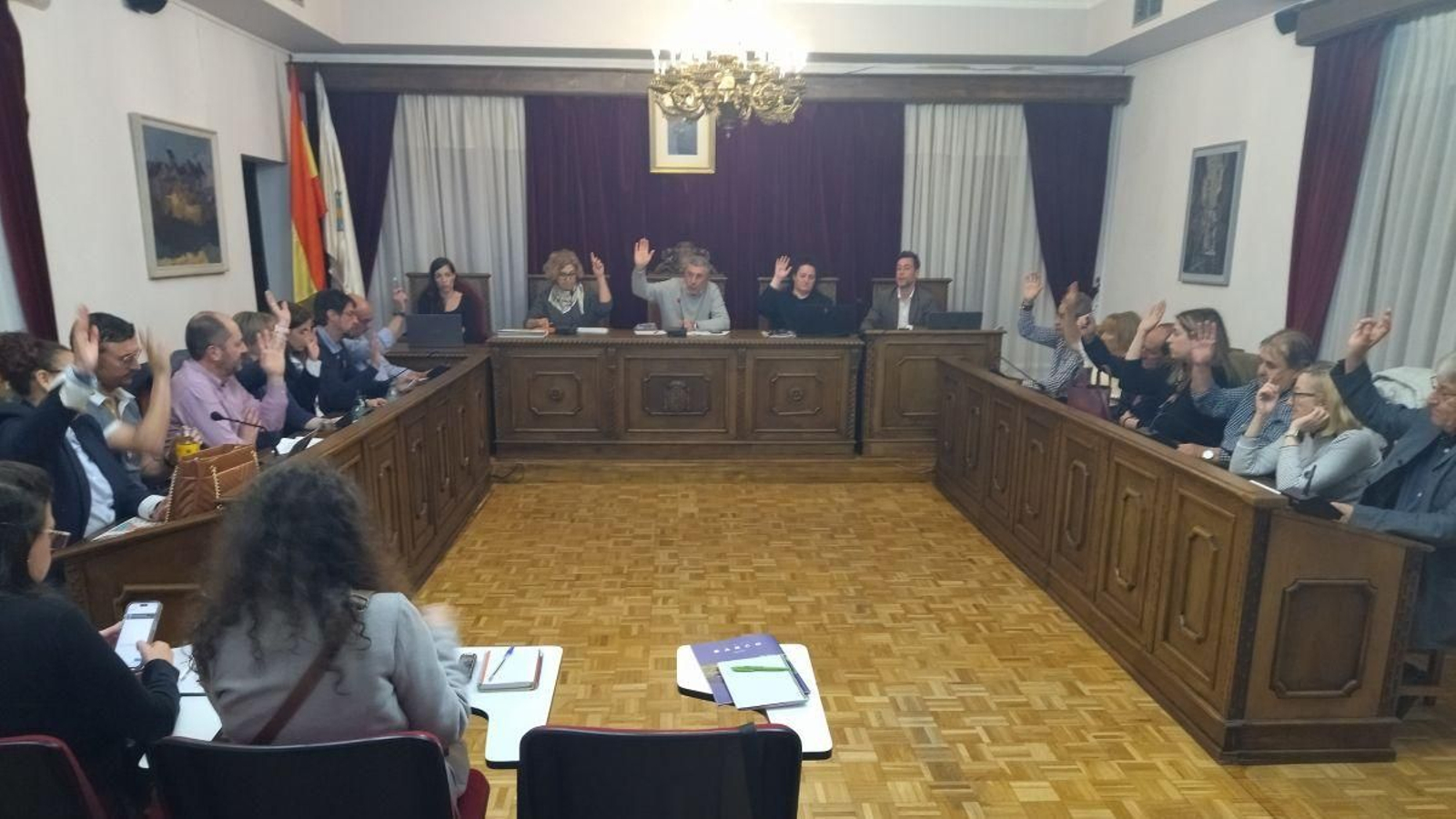 Votación de la declaración institucional contra el cierre del Aula de Francés.
