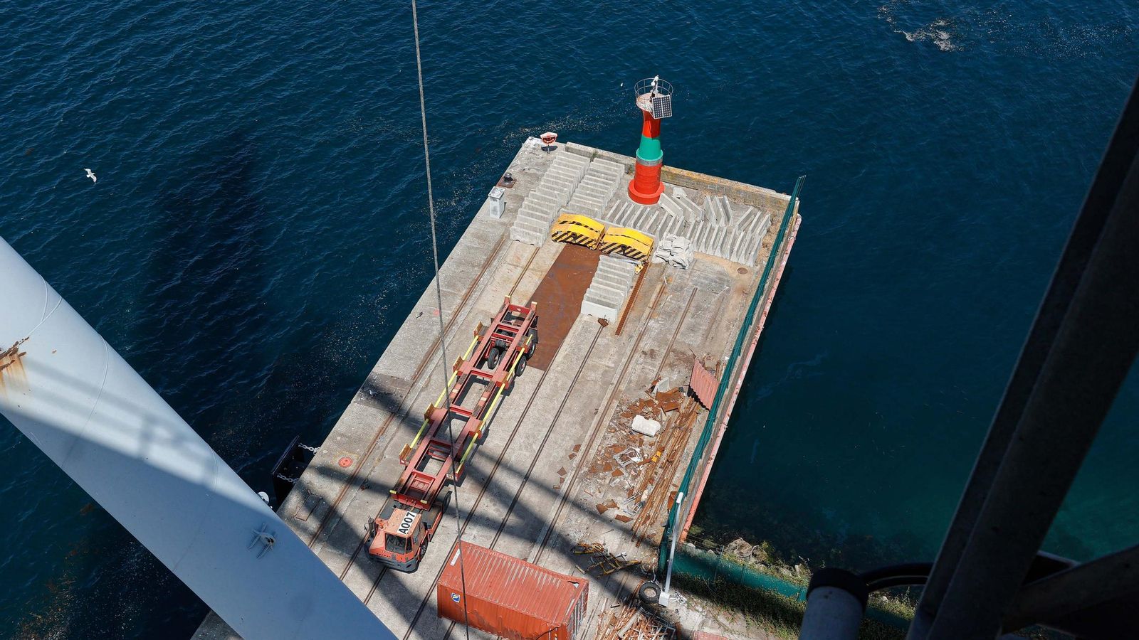 Galería | Una supergrúa de 110 metros se instala en Guixar