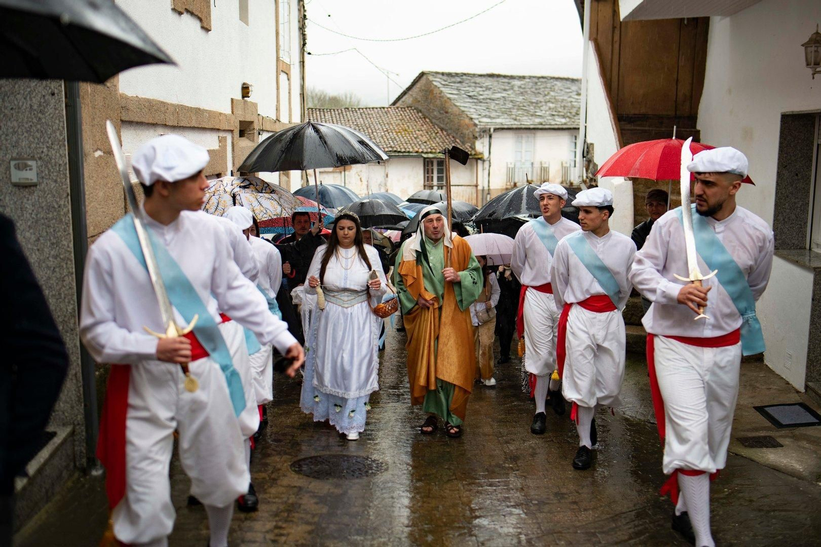 Eva y Adán recorrieron las calles de Laza acompañados por los Danzantes.