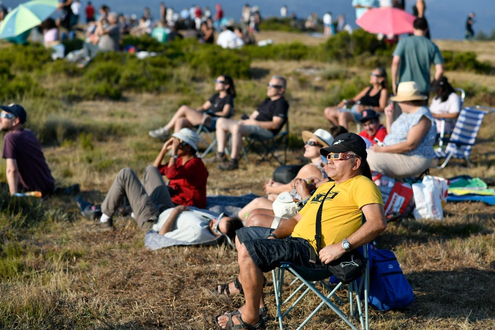 Vecinos y visitantes ultiman los preparativos y toman posiciones en los puntos habilitados para disfrutar de la observación del eclipse solar