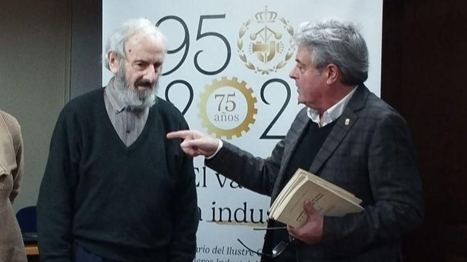 Alfonso Fernández Armesto (izq.), tras la entrega del libro al presidente de Colón gallego.