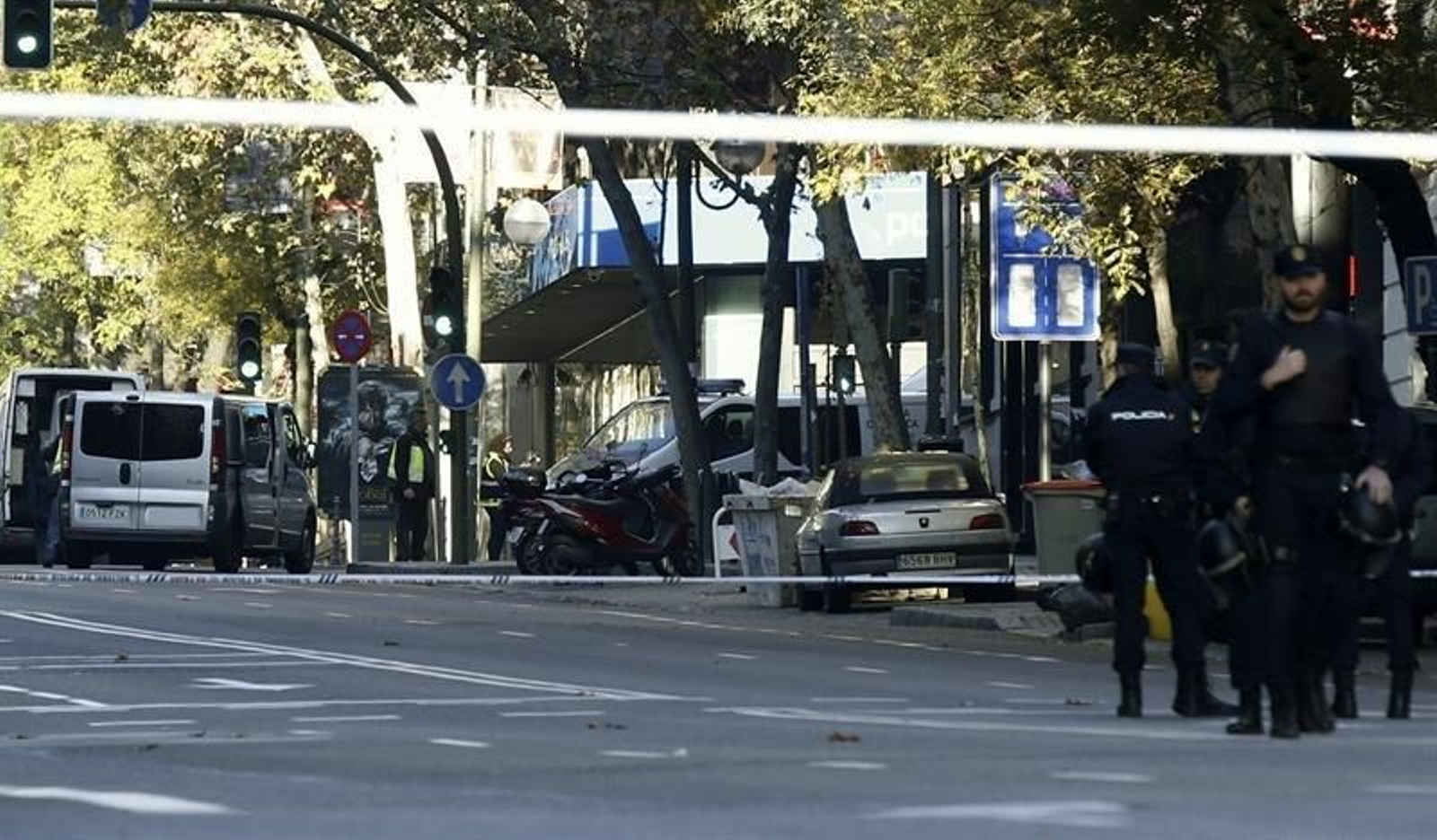 Empotran un coche contra la sede del PP en Madrid 08
