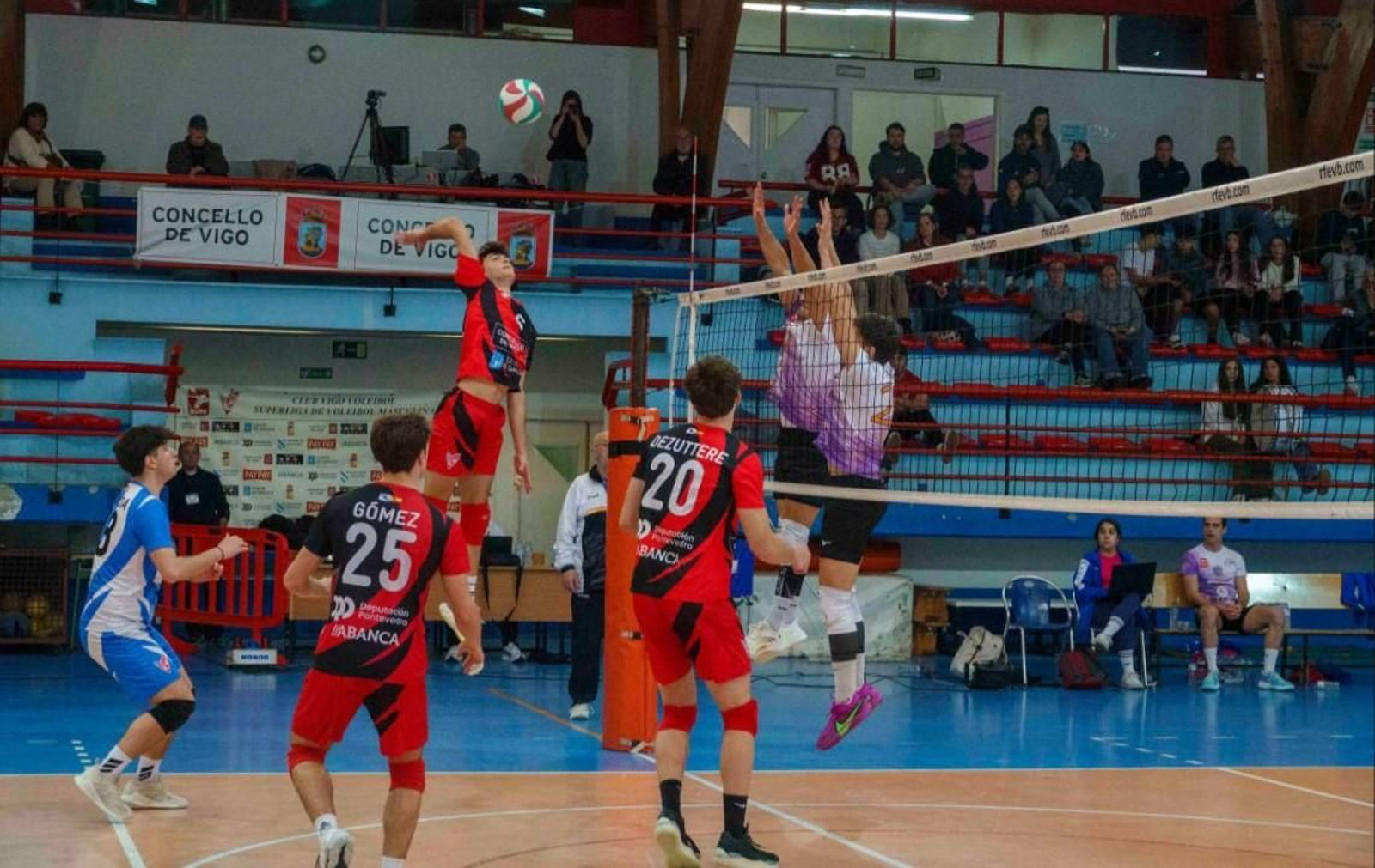 El pabellón vigués disfrutó con la despedida de su equipo hasta el próximo curso.