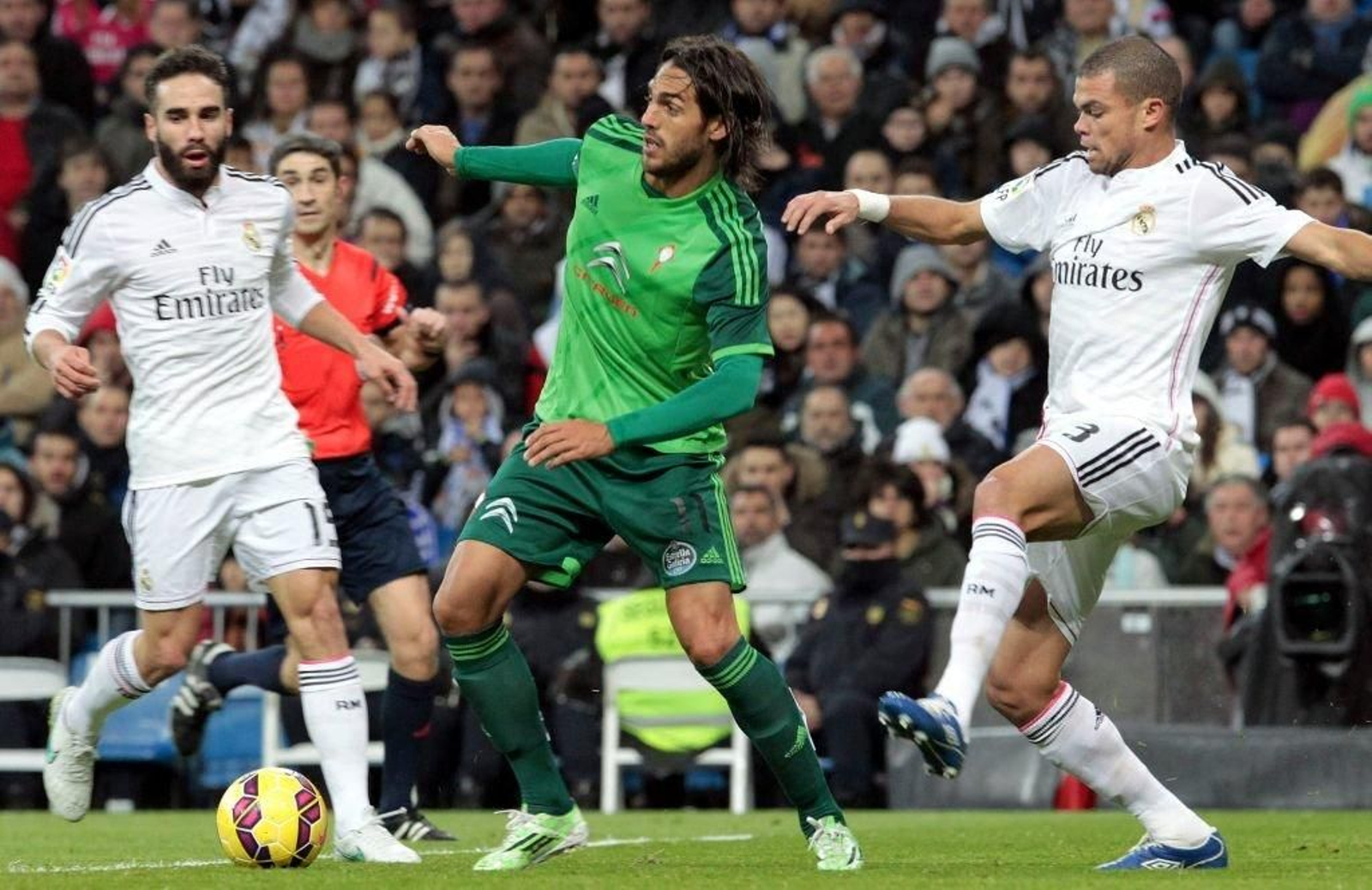 Larrivey, máximo goleador del Celta, ayer en el Santiago Bernabéu.