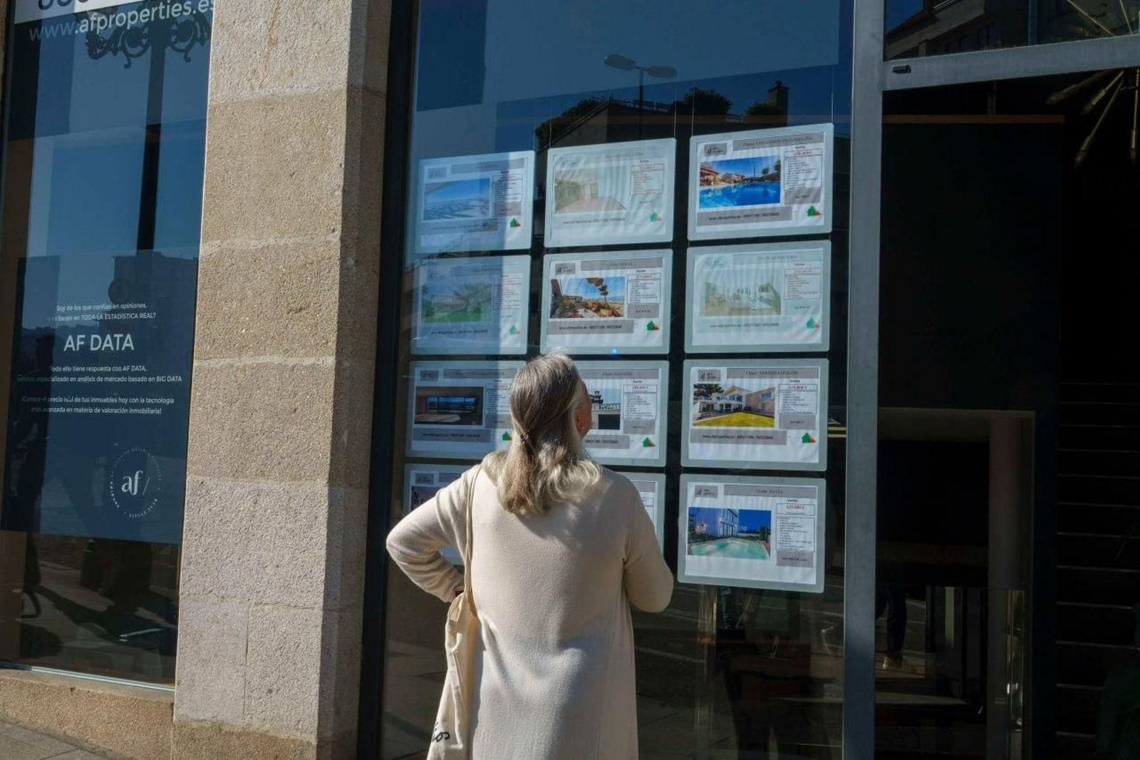 Una viguesa observando ayer precios en una agencia inmobiliaria