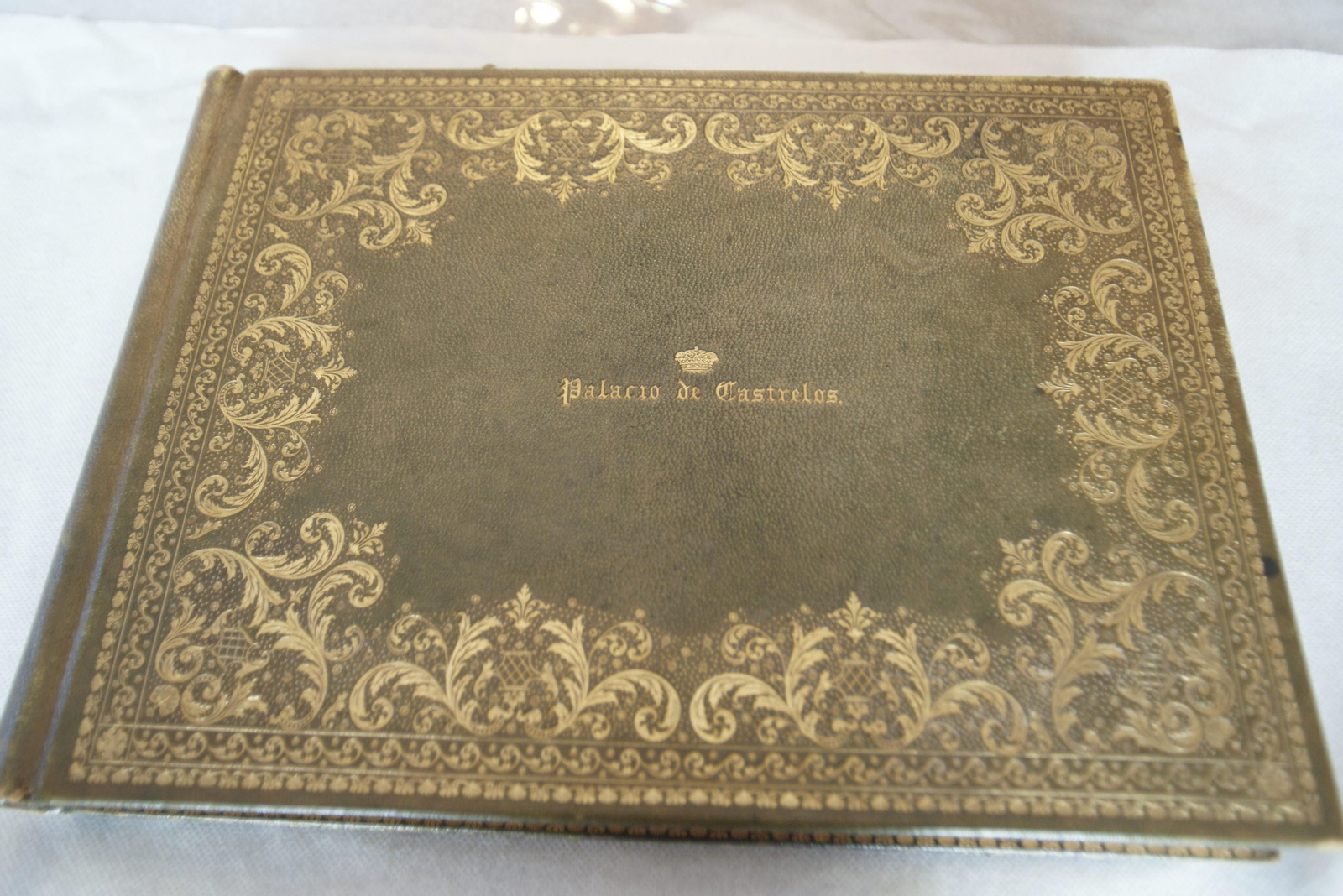 El libro de visitas recoge la vida social y los recuerdos de la familia desde 1908 hasta los años 30.
