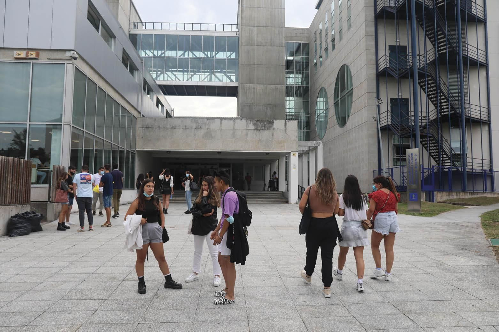 Un grupo de universitarios frente a la facultad de Empresariales y Turismo, en el inicio de curso (JOSÉ PAZ)
