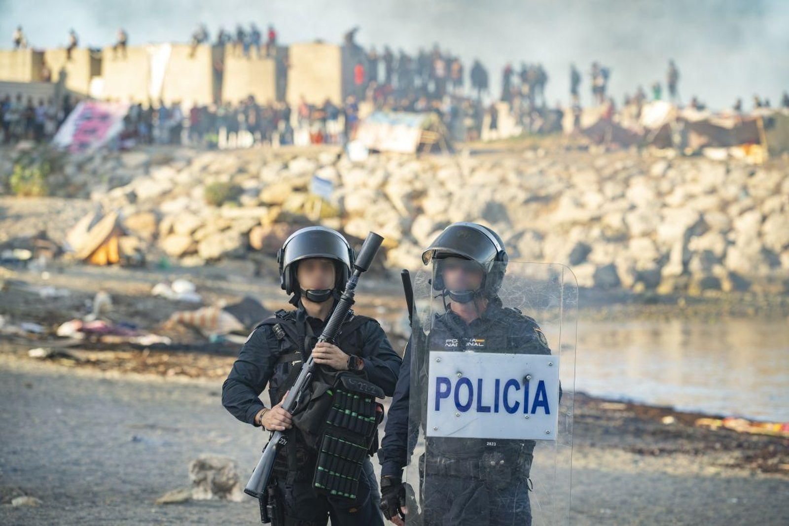Dos policías antidisturbios, durante las protestas vecinales en Ceuta esta semana.