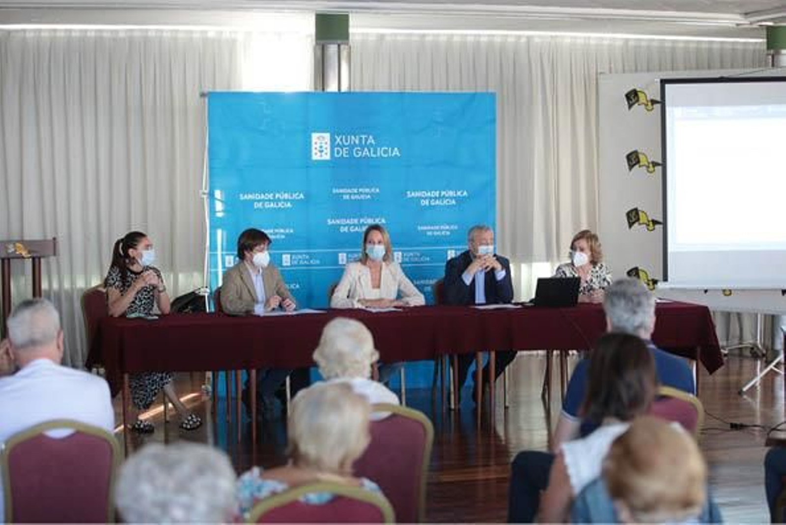Representantes de la Xunta y del Sergas se reunieron ayer con los vecinos.