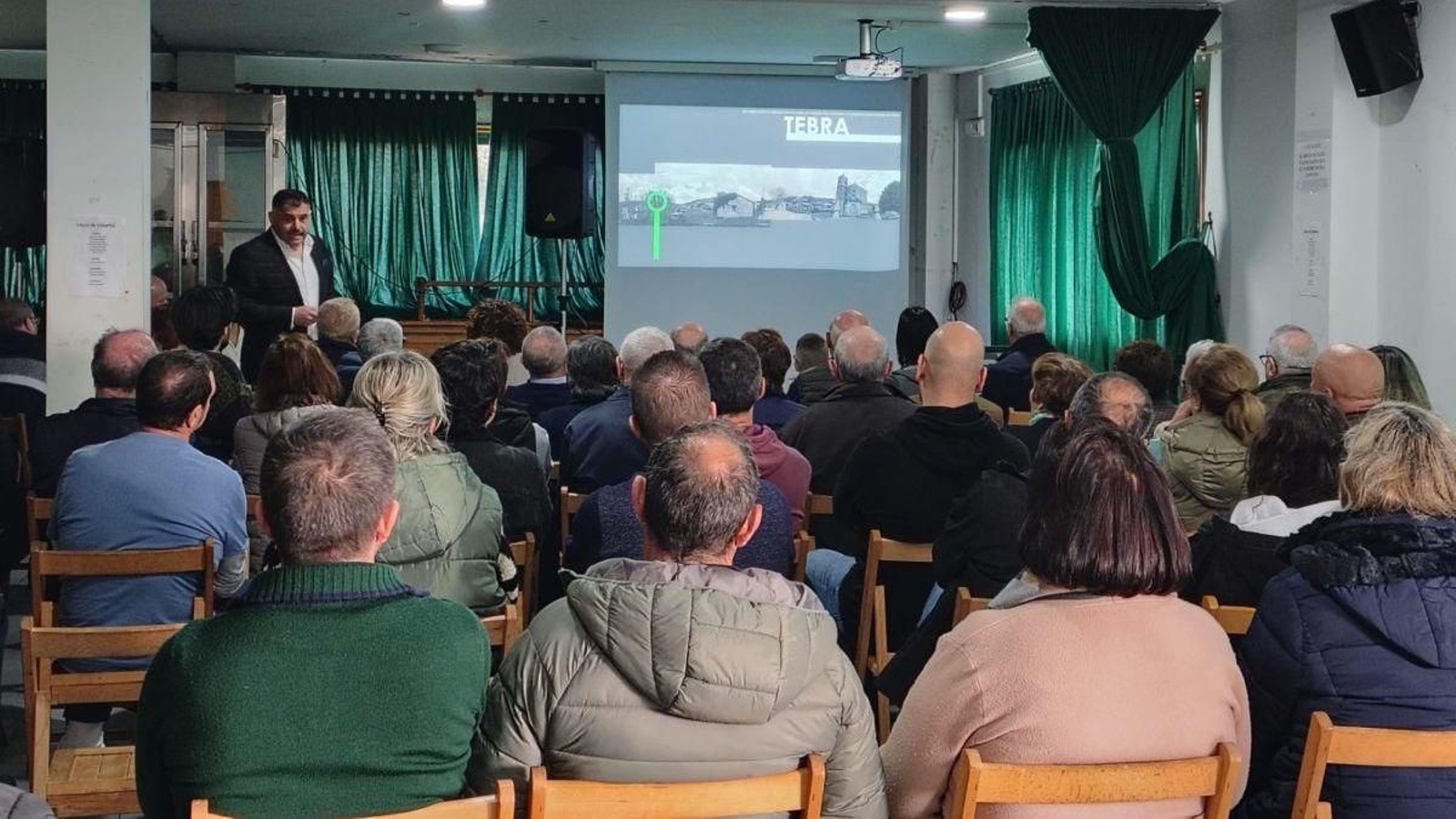 Un momento de la reunión con los vecinos de Tebra.