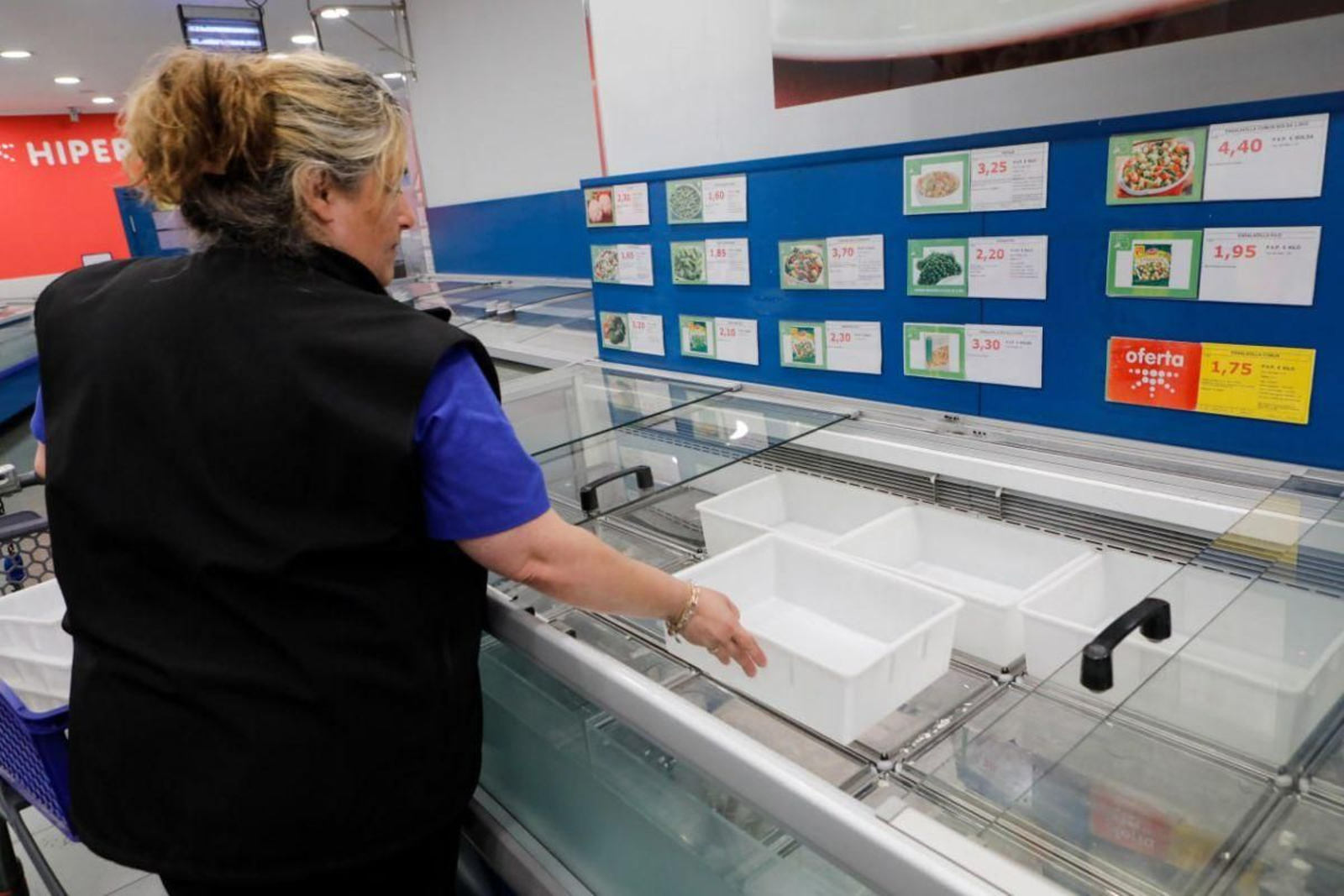 Una empleada muestra las neveras de Florida sin provisiones.