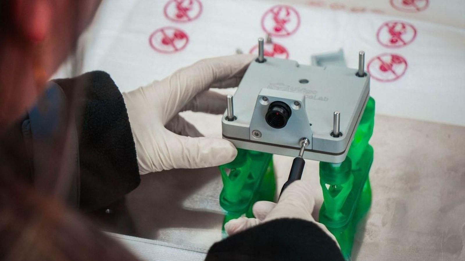 Montaje del contenedor de ‘CORTIS’ sobre el sistema desarrollado por el equipo.