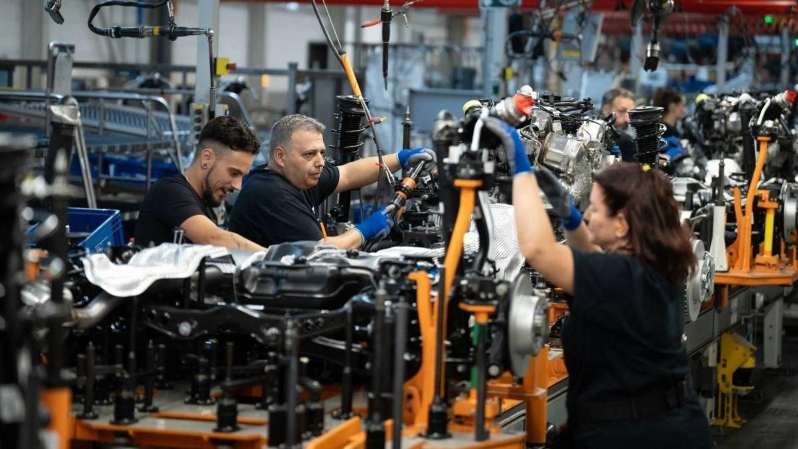 Trabajadores en una cadena de montaje.