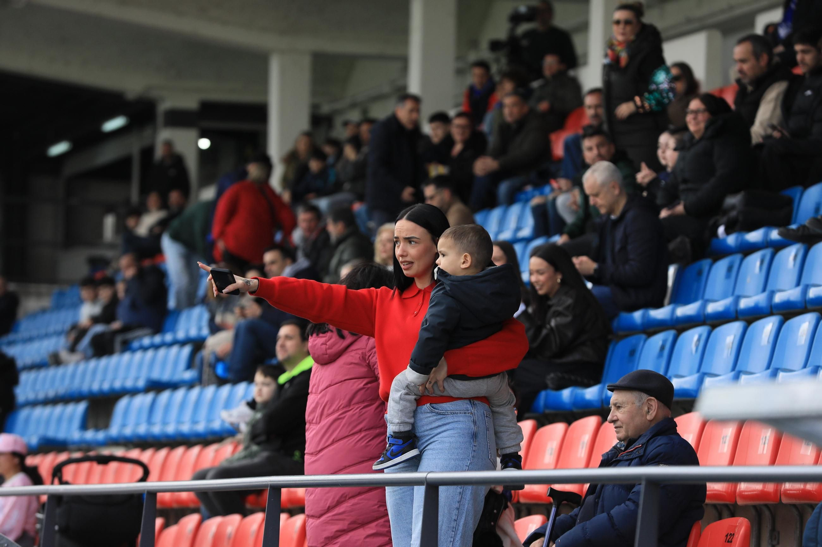 Galería | Goles y disfraces en el regreso del Ourense CF a O Couto