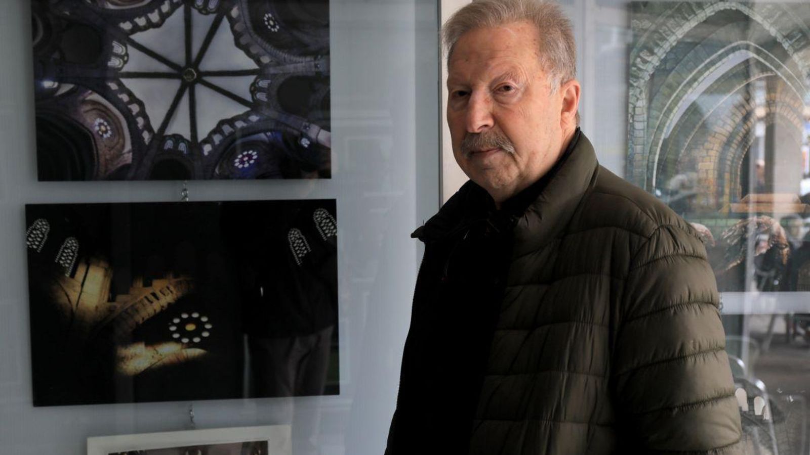 Manolo Celta posa junto algunas de sus obras.