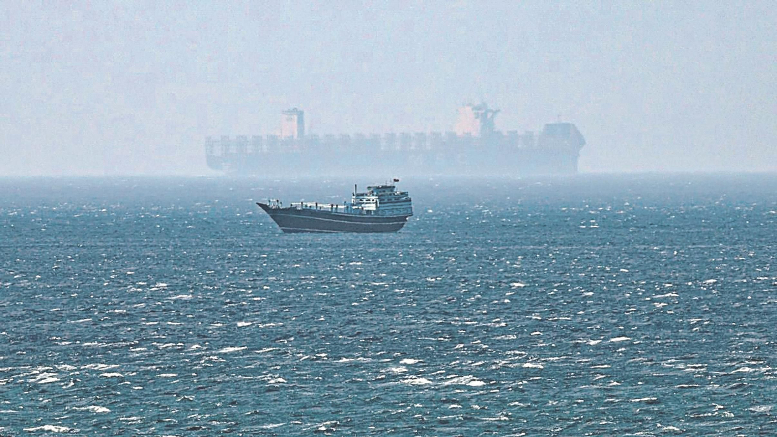 Un petrolero espera en el estrecho de Ormuz el permiso de Irán para poder cruzar.