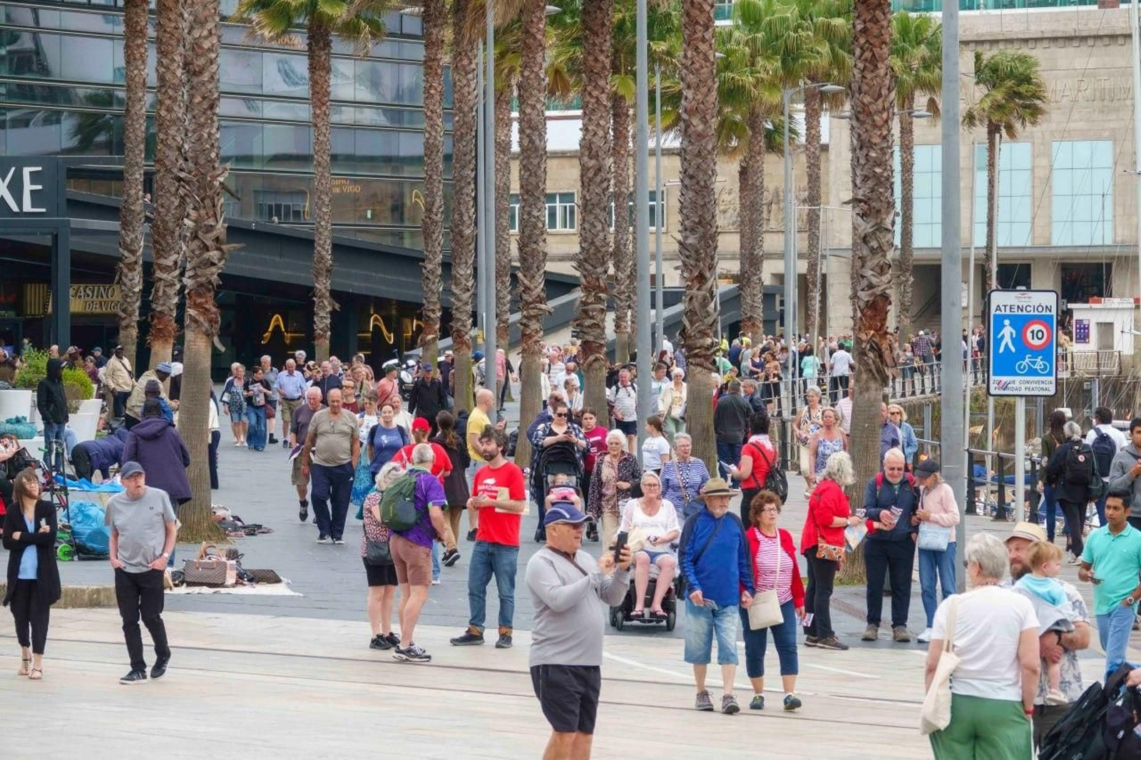 Galería | Vigo recibe la primera triple escala de cruceros del año