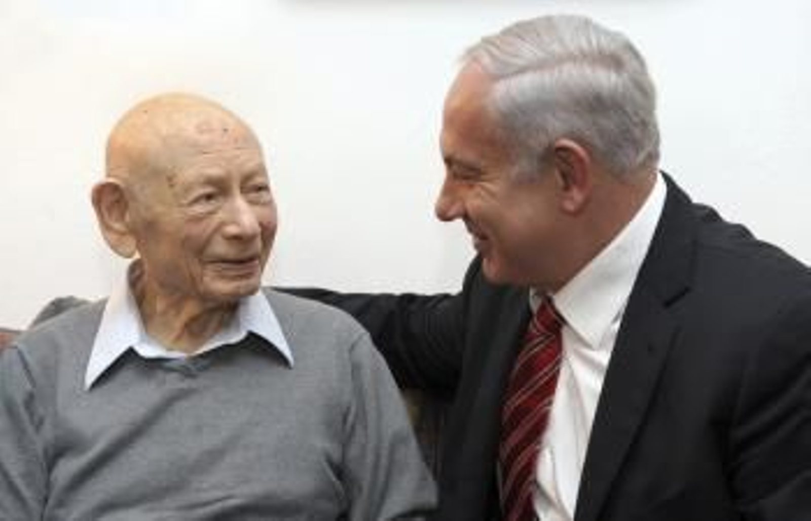 Imagen fechada el 25 de marzo de 2012 y distribuida por el Gobierno de Israel, hoy, 30 de abril de 2012, que muestra al primer ministro israelí, Benjamin Netanyahu, junto a su padre Ben Sión Netanyahu, en Jerusalén (Israel). EFE