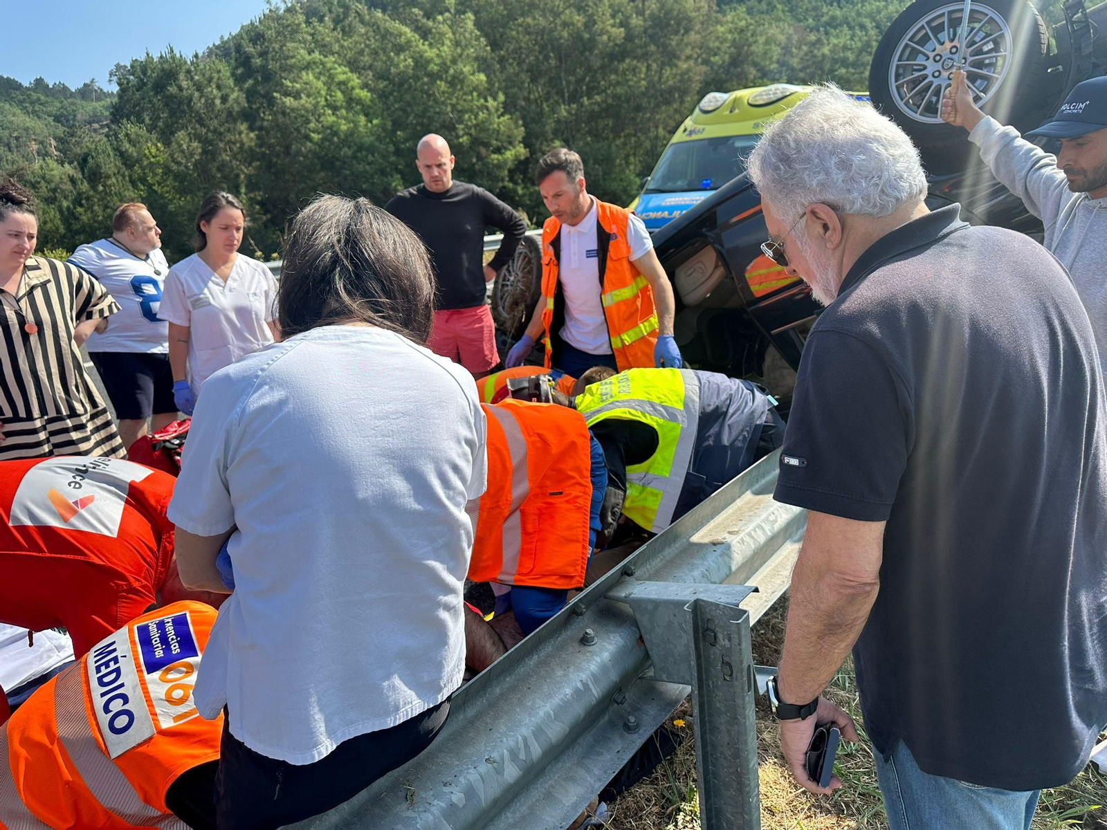 Profesionales de emergencias atienden al conductor.