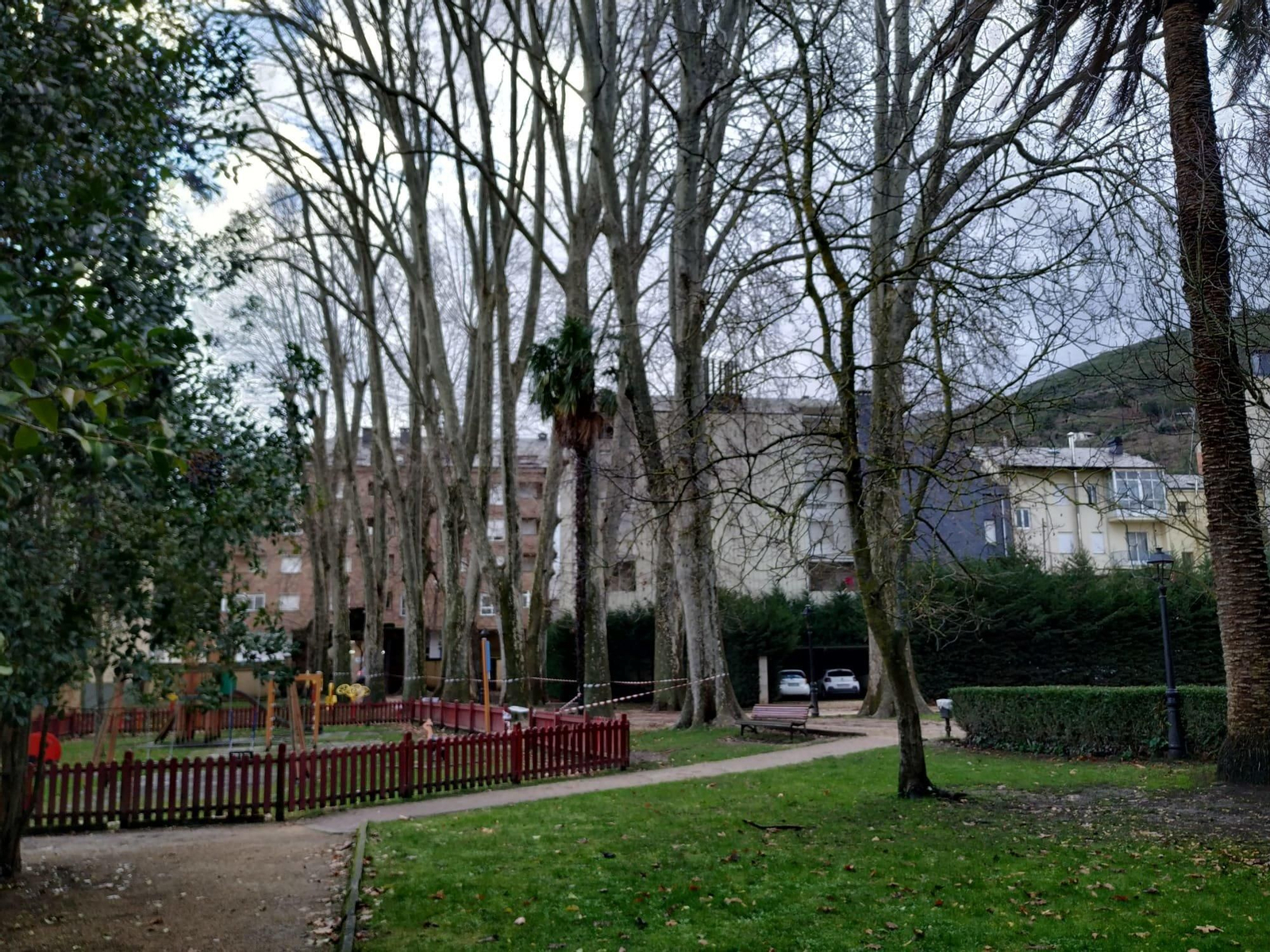 O Barco cierra el parque infantil de los jardines de la Casa Grande de Viloira en previsión de la caída de ramas con los fuertes vientos previstos para hoy