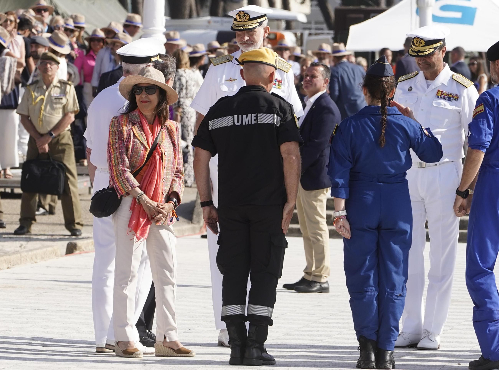 Galería | Felipe VI participa en la revista naval y presencia la exhibición de militares en Samil