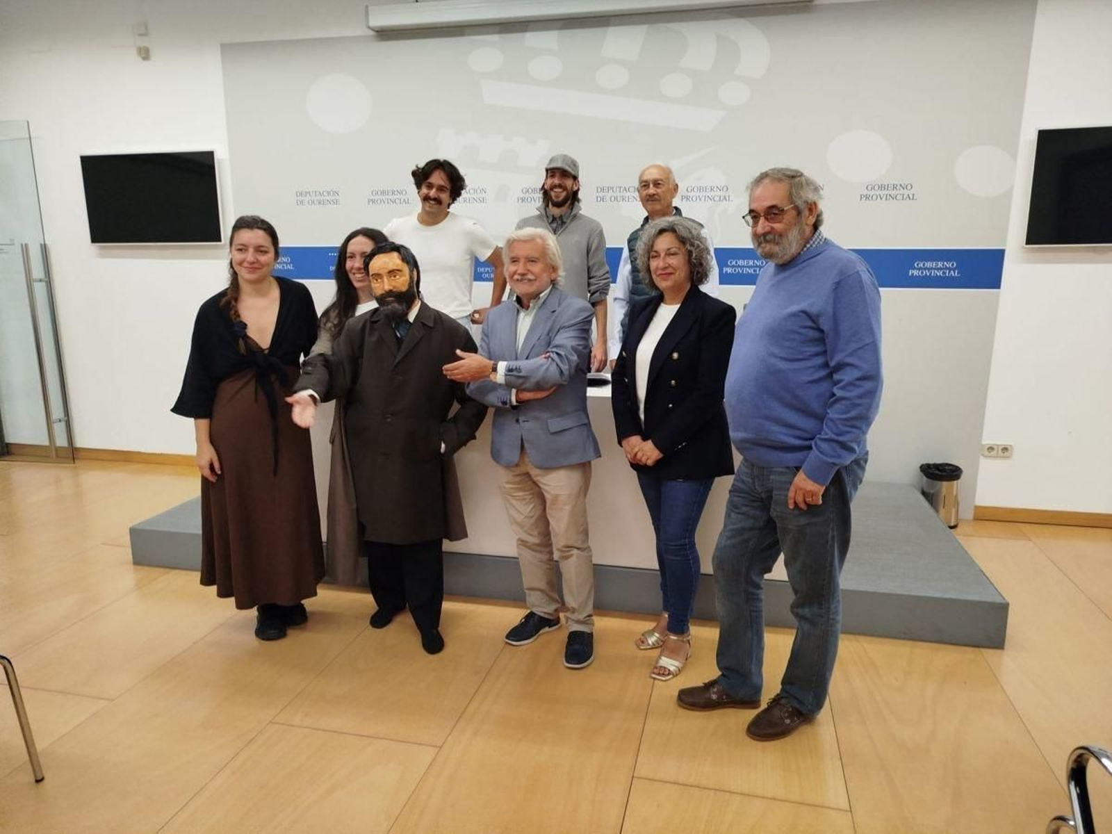 Marcos Grandal, Nathan Bamio y Felipe Ferreiro (Arriba); Celina Fernández, Sandra Gade -portando el muñeco de Curros Enríquez-, Rosendo Fernández, Teresa Barge y Antonio Piñeiro (abajo).