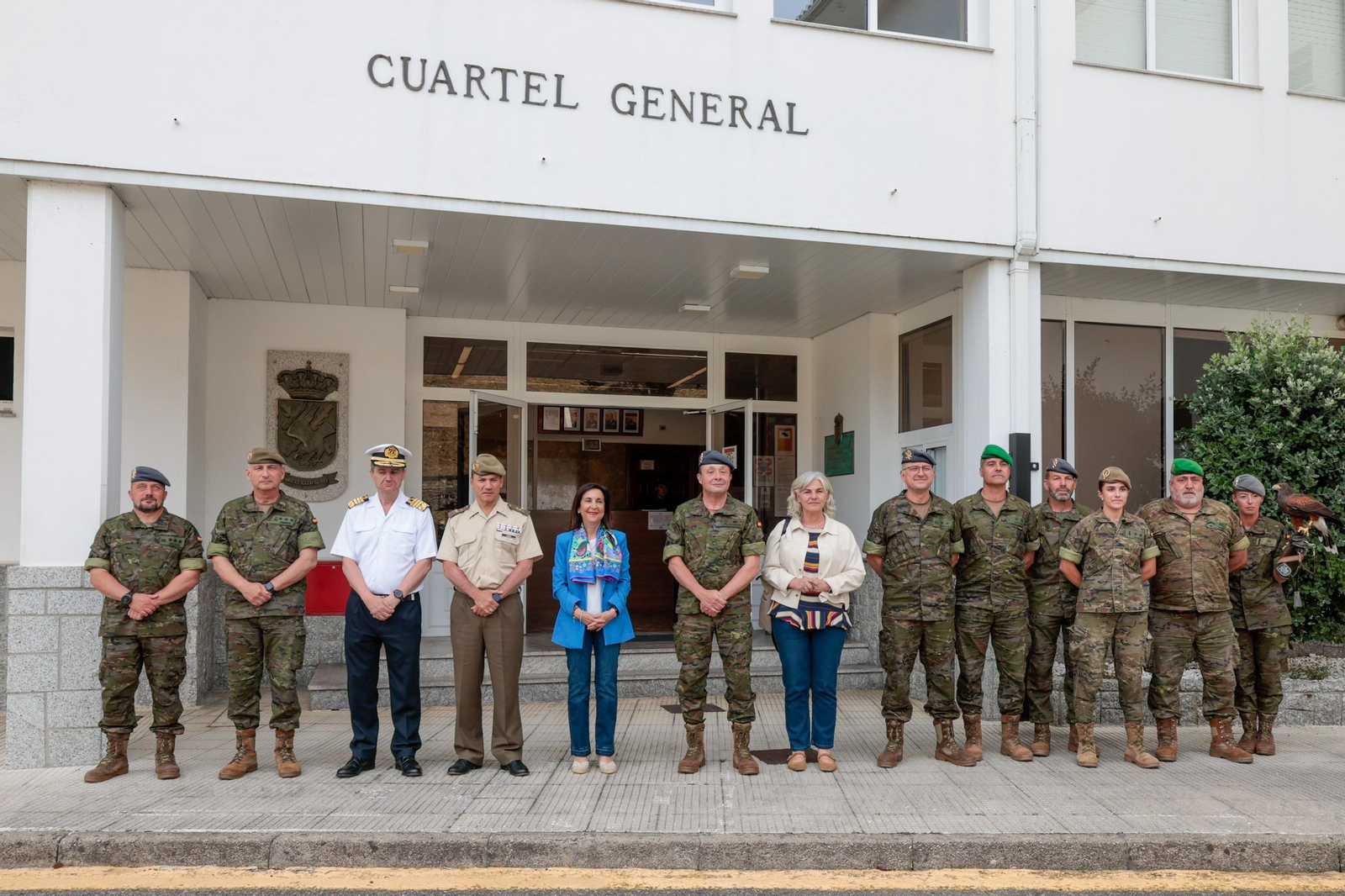 La ministra de Defensa Margarita Robles, de azul, posando con los miembros de la Brilat durante su visita a Figueirido.