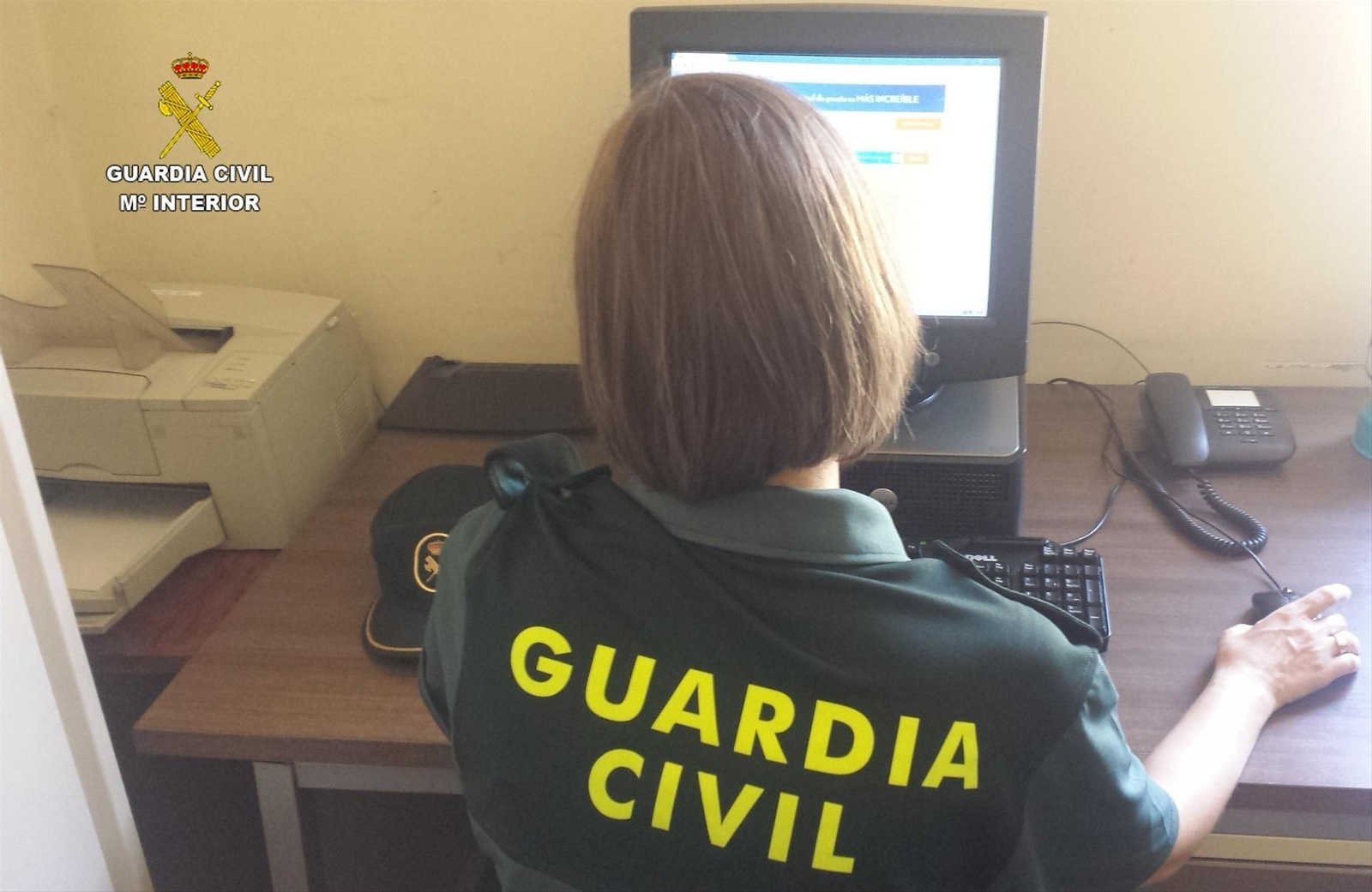 La Guardia Civil imputa a dos personas por la comisión de estafas a través de Internet.