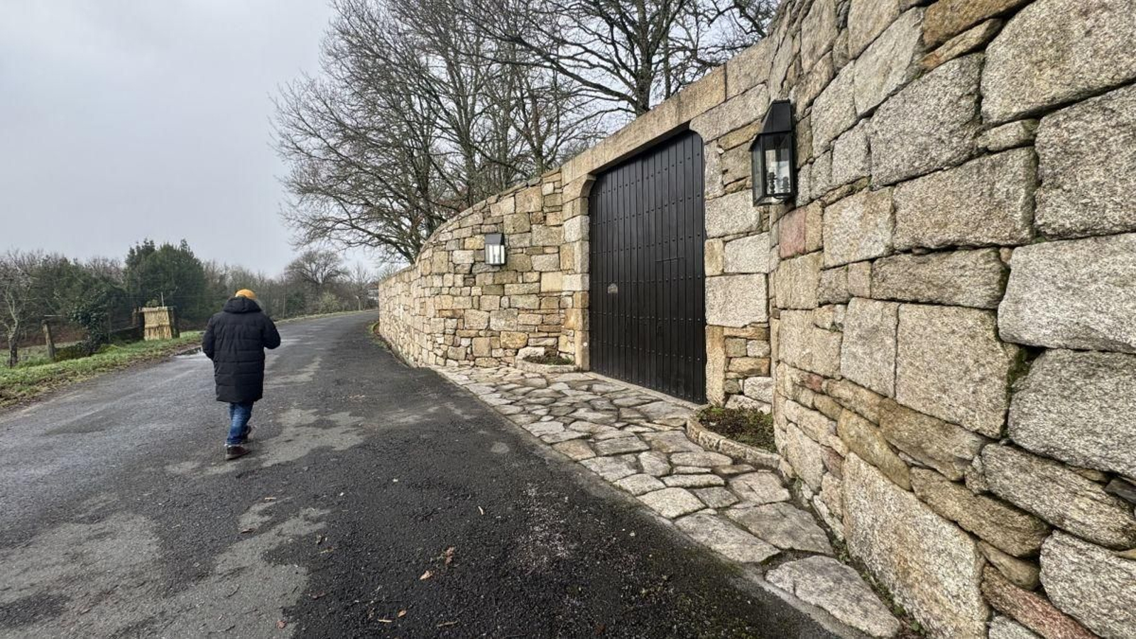 Fachada de acceso a la casa que Julio Iglesias tiene en la aldea de Vilariño, en Piñor.