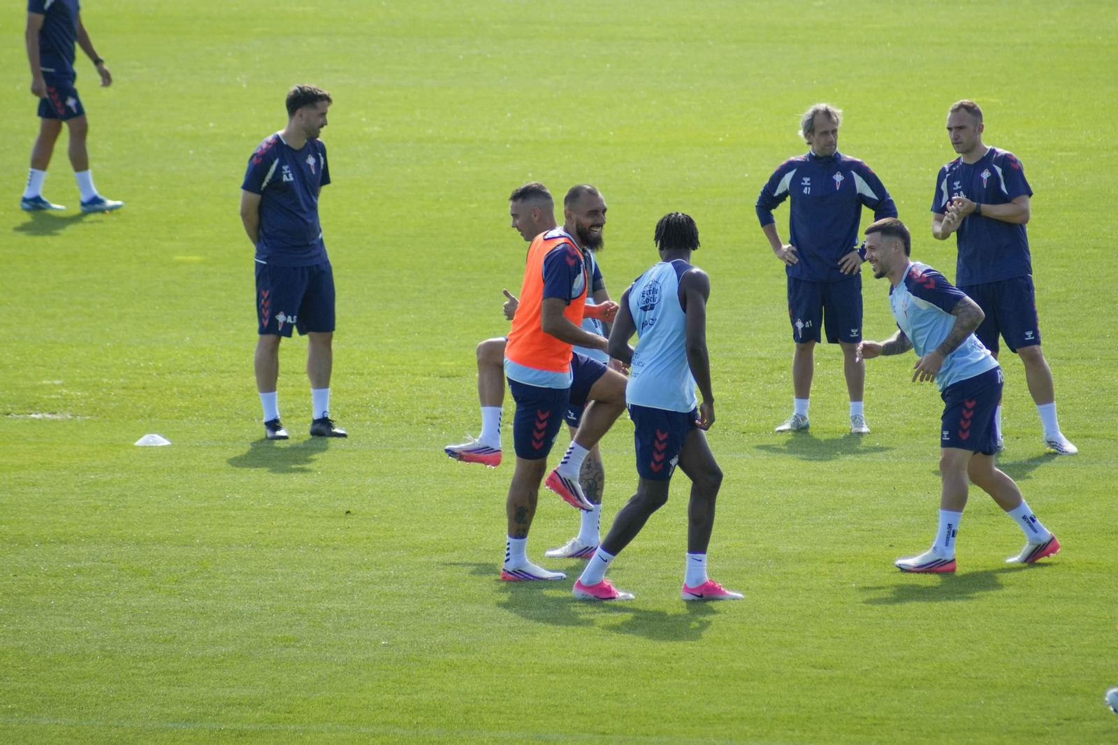Borja Iglesias bromea con Ilaix Moriba en un entrenamiento.