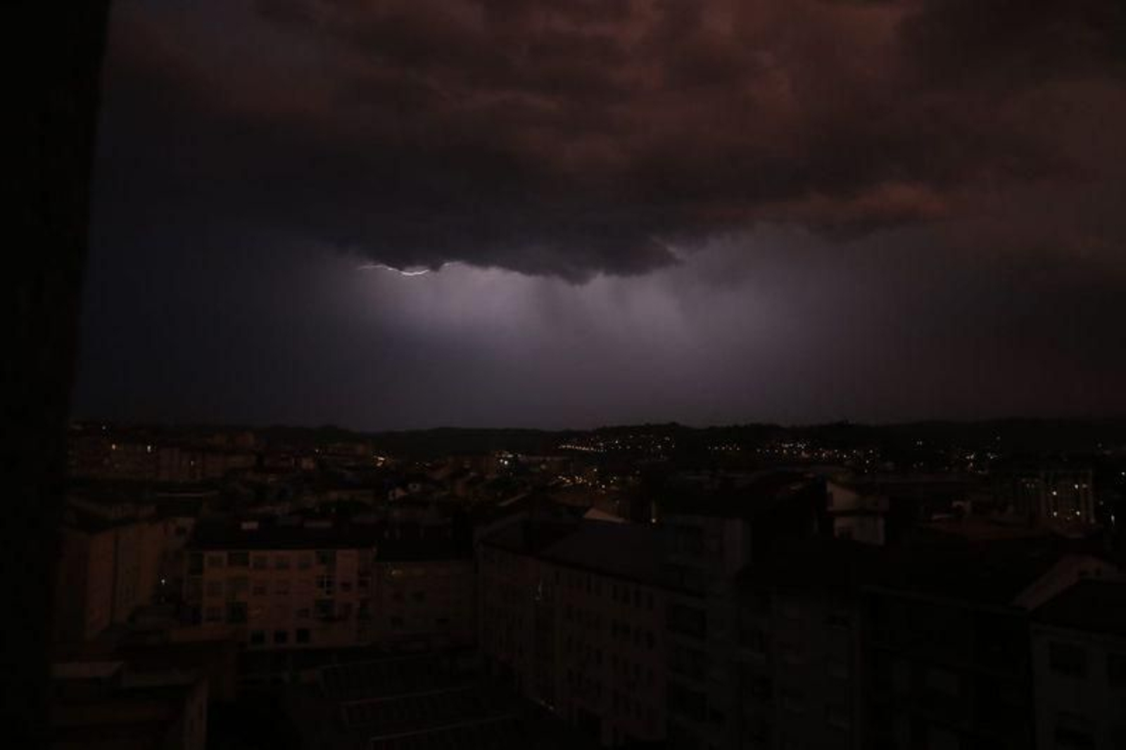 Las tormentas ponen en alerta Ourense 48 horas después de la bomba hídrica. // Iván Dacal