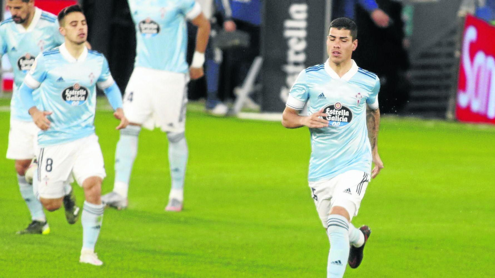 Lucas Olaza, calentando en el arranque del partido del pasado domingo en el estadio de Balaídos ante el Eibar.