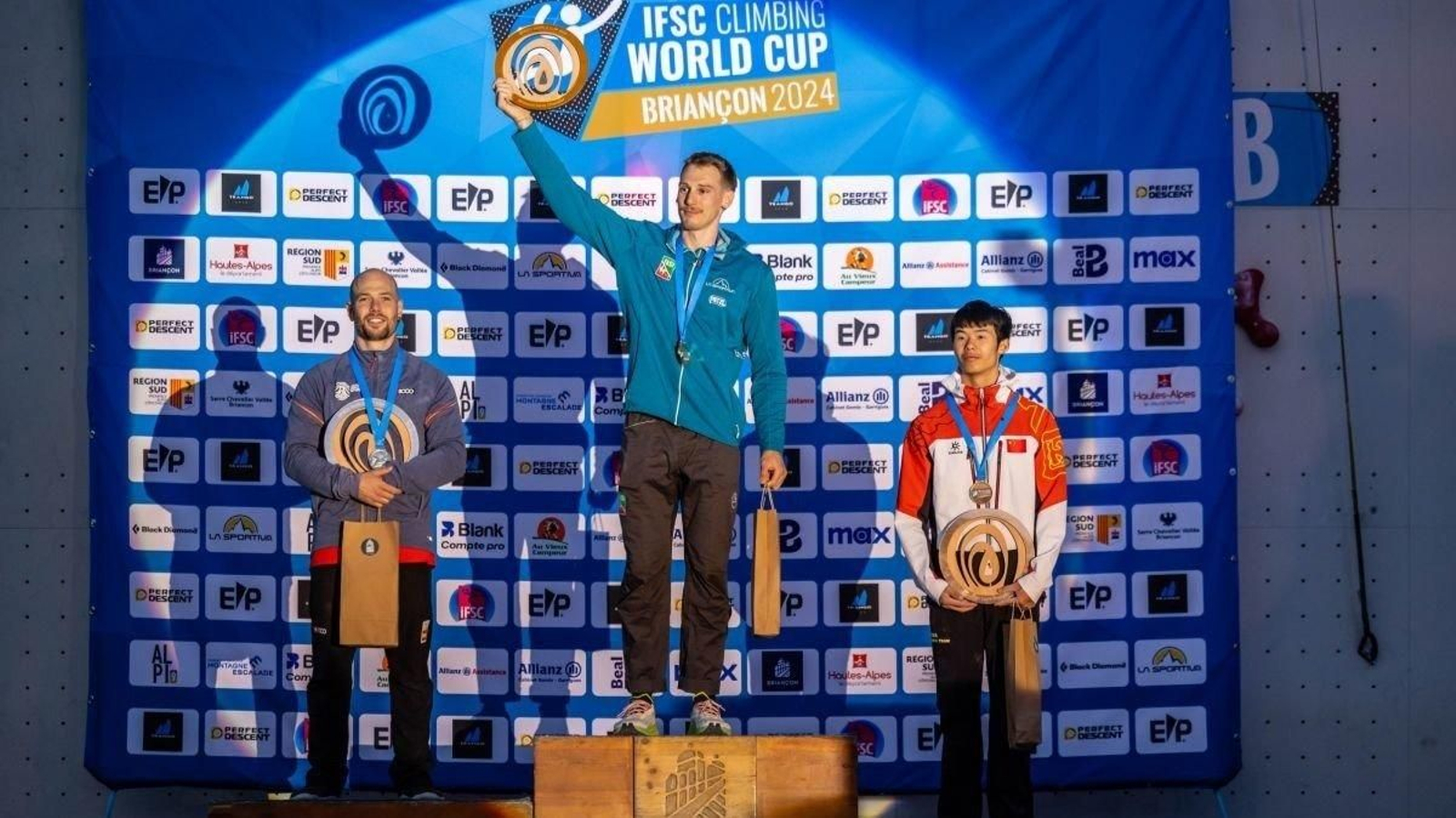 El deportista miñoto, a la izquierda, sonríe en el podio tras volver a ofrecer un gran rendimiento.