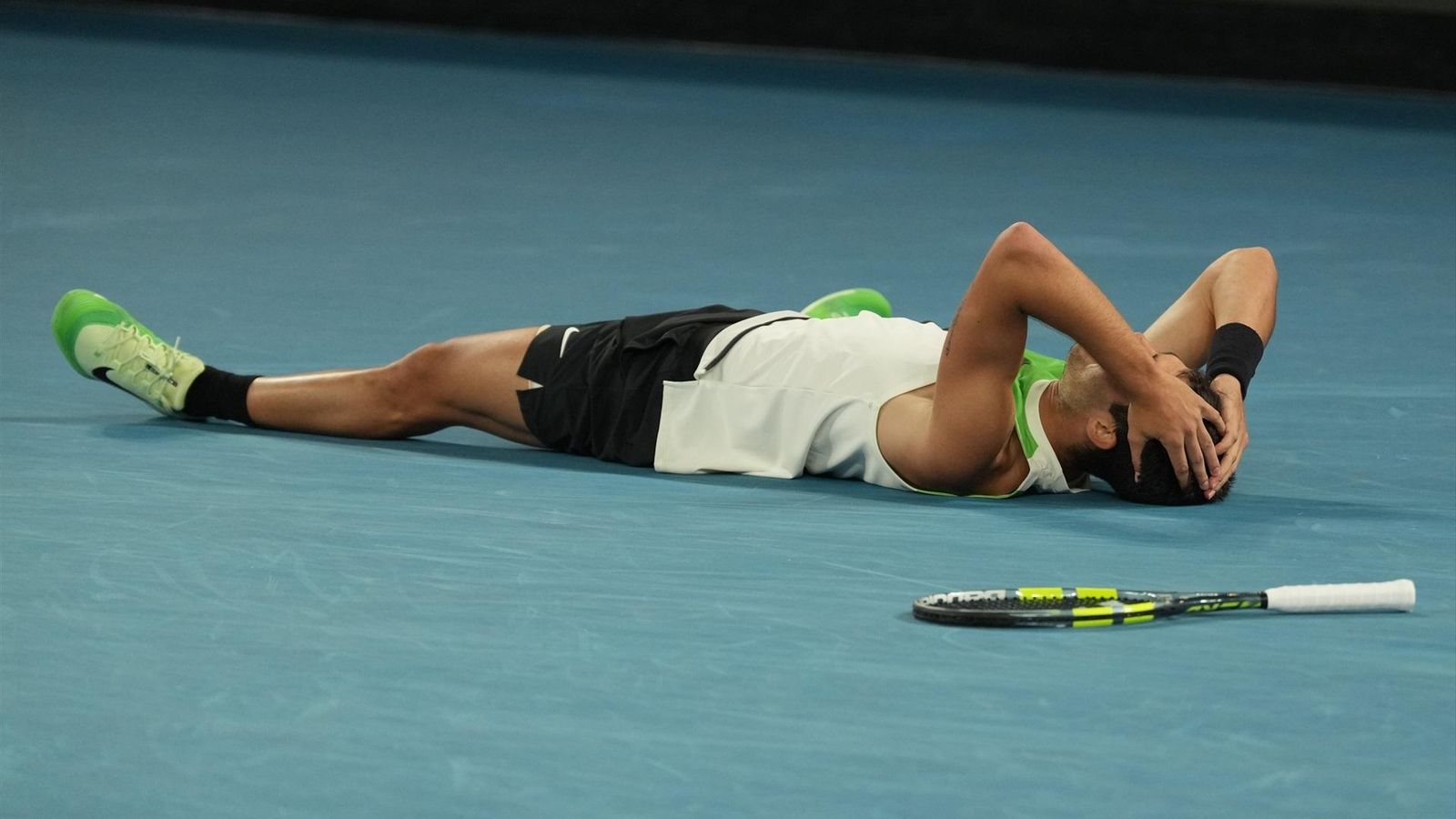 Carlos Alcaraz celebra su primer Australian Open tras derrotar a Novak Djokovic.