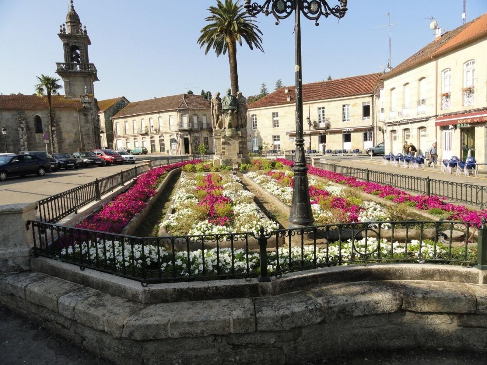 Núcleo central urbano de Mondariz con la iglesia parroquial y los jardines.
