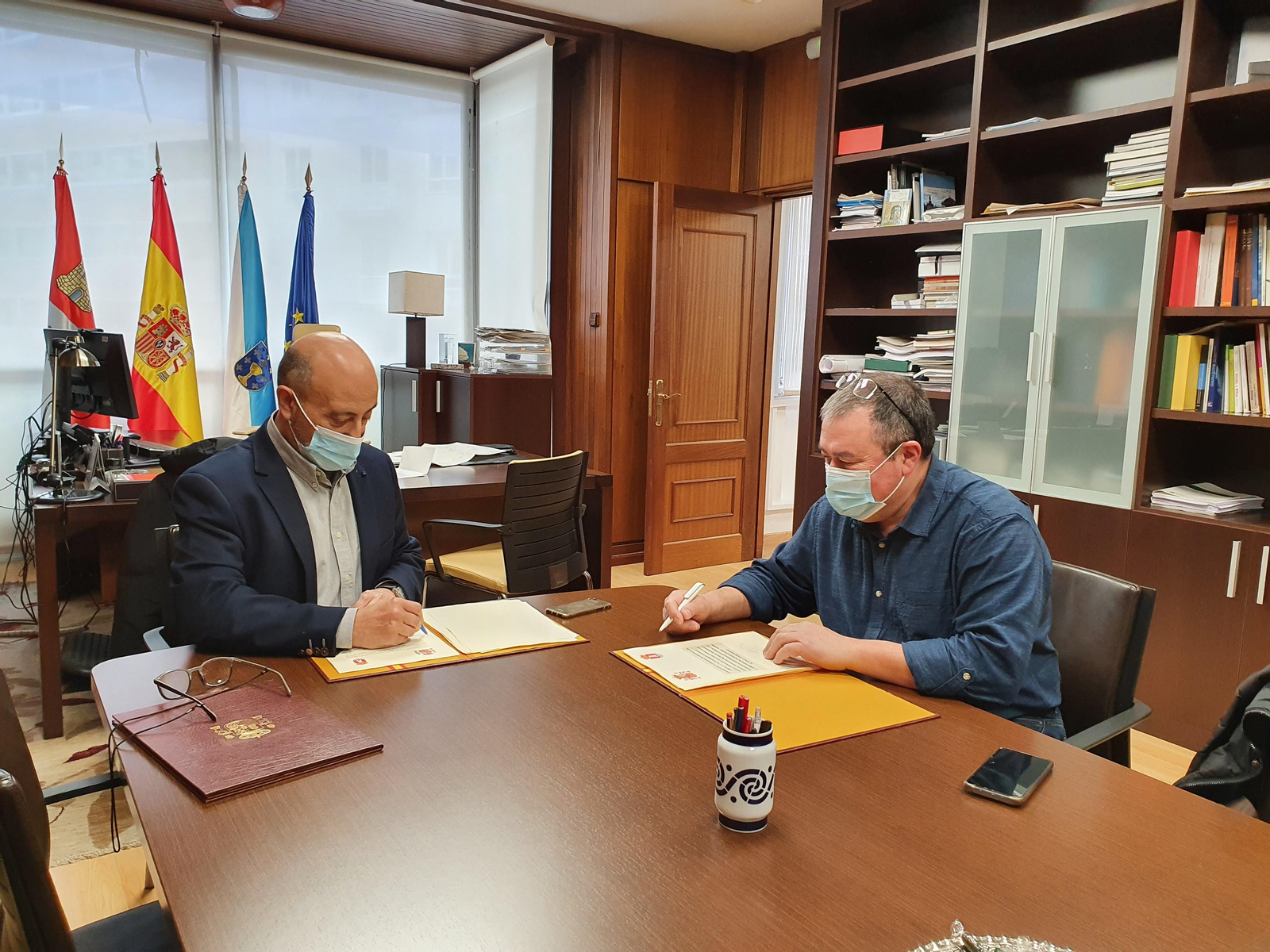 José Antonio Quiroga y Felipe Traveso firman el convenio de colaboración.