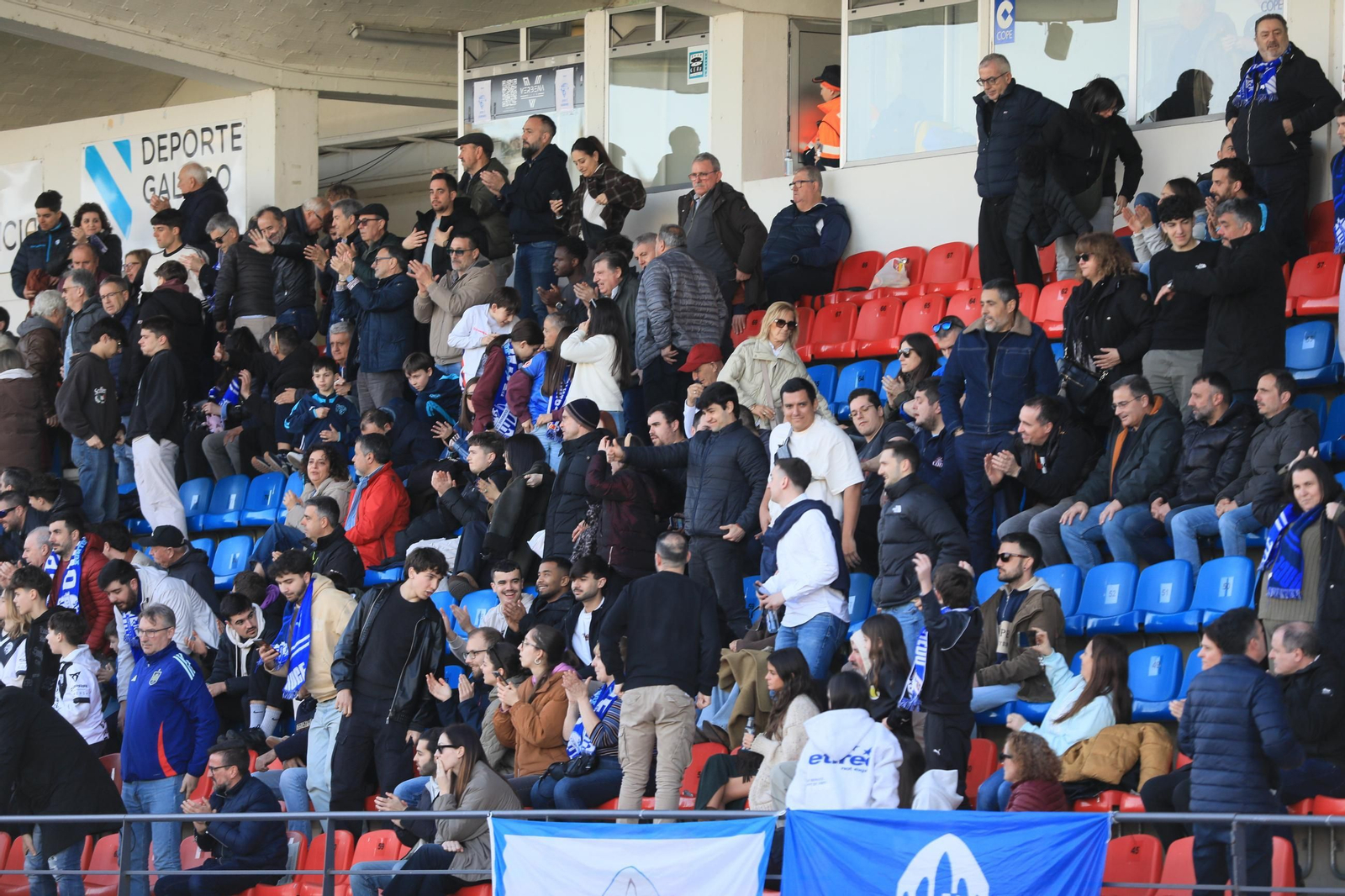 Galería | Alegría y resignación entre el Ourense CF y el Arenteiro en el Estadio de O Couto