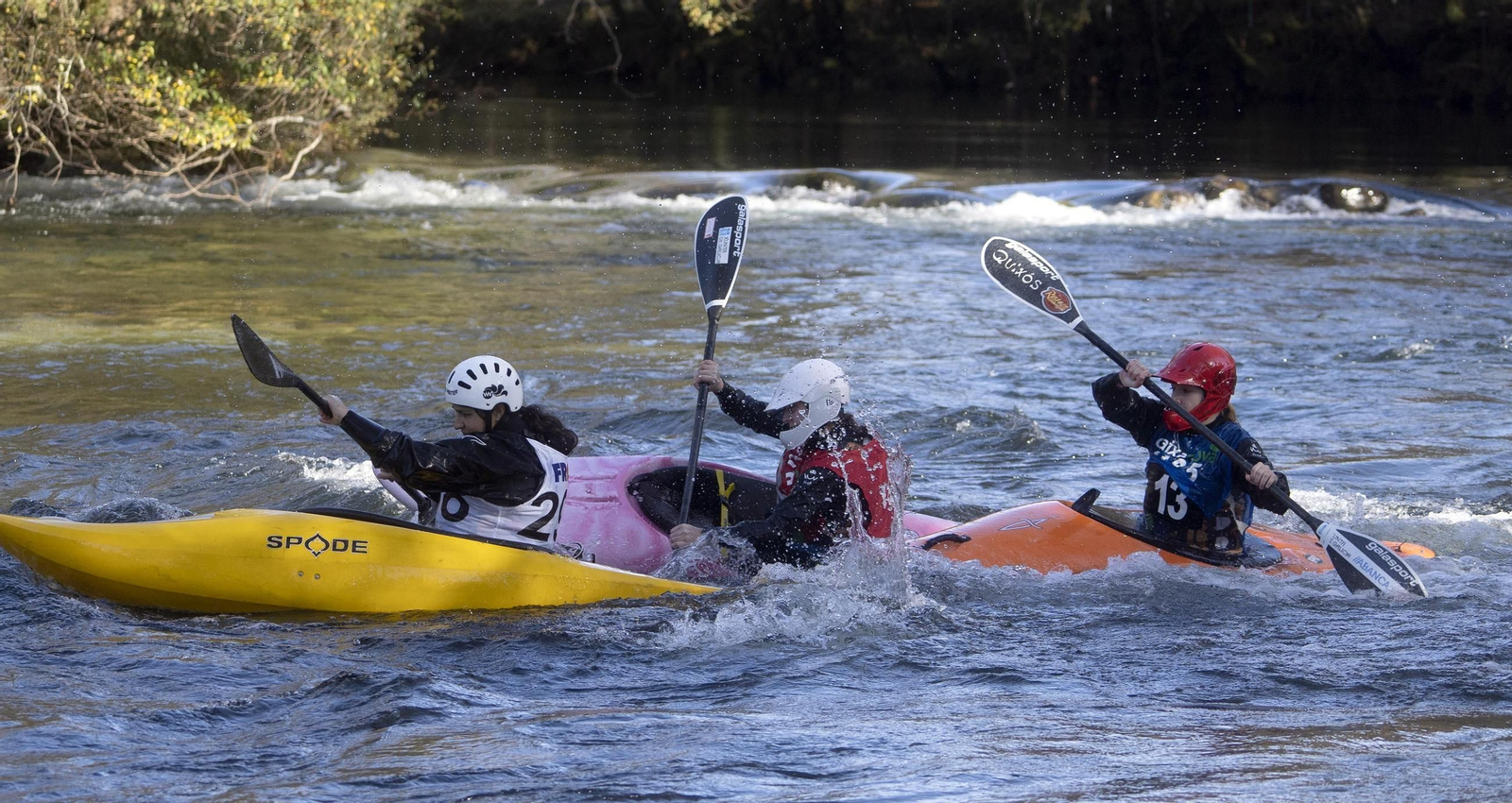 Galería | Mondariz Balneario acogió el Gallego de slalom y kayak cross