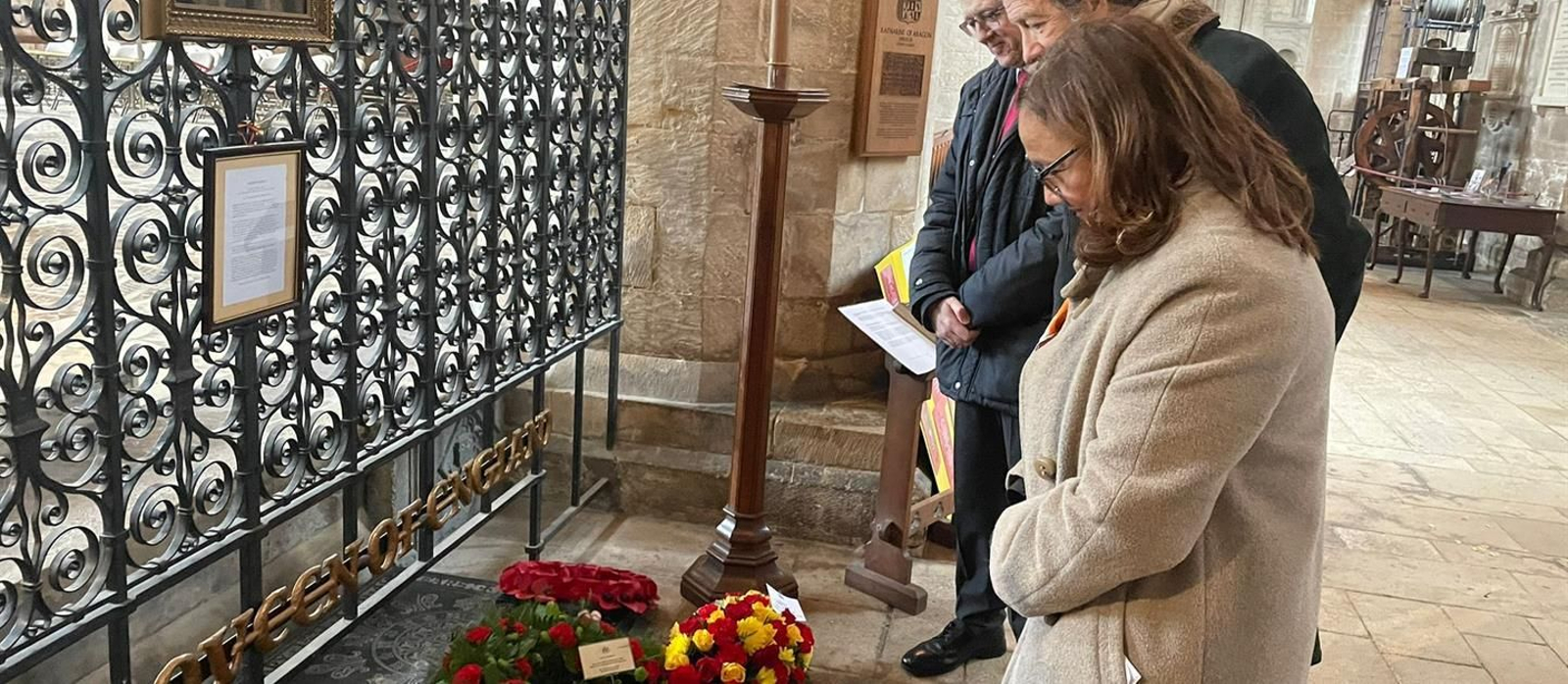La embajadora durante la ofrenda floral