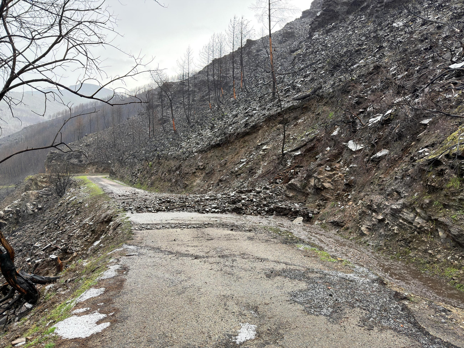 Galería | Un desprendimiento en una carretera de Quiroga provoca un gran socavón y deja cuatro aldeas aisladas